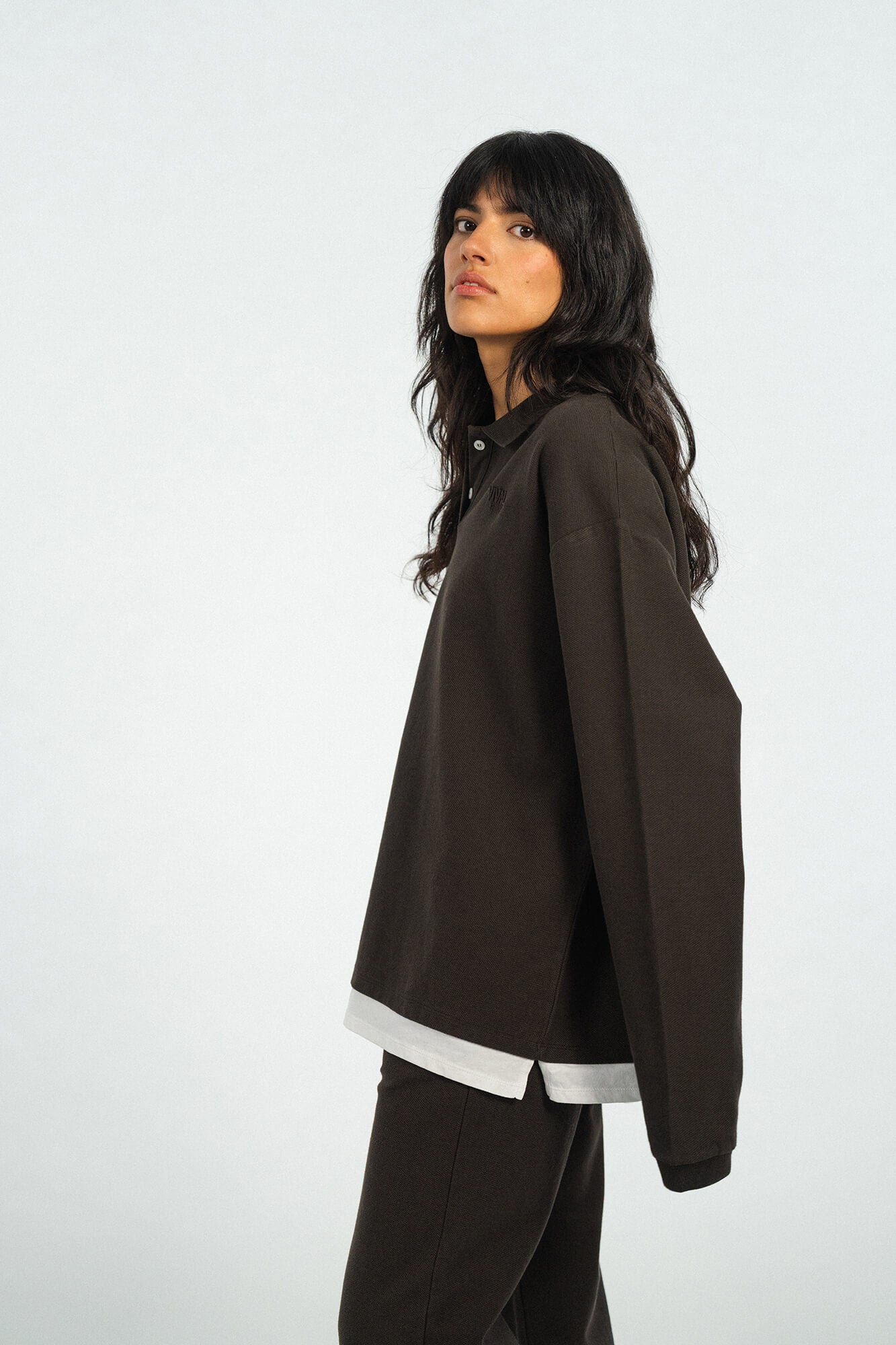 Langarmshirt mit Polokragen Pat in Dunkelbraun seitlich by VIVAL.STUDIO