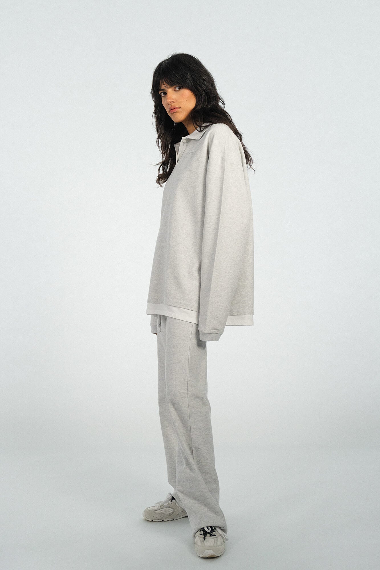 Langarmshirt mit Polokragen Pat in Hellgrau Melange seitlich by VIVAL.STUDIO