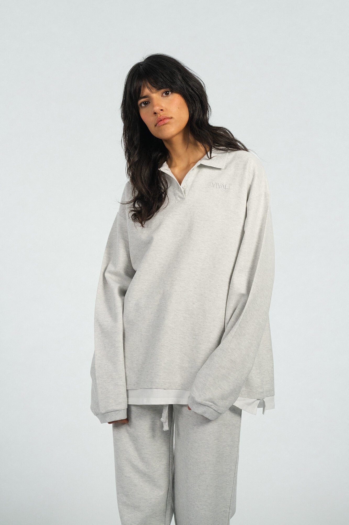 Langarmshirt mit Polokragen Pat in Hellgrau Melange von vorne by VIVAL.STUDIO