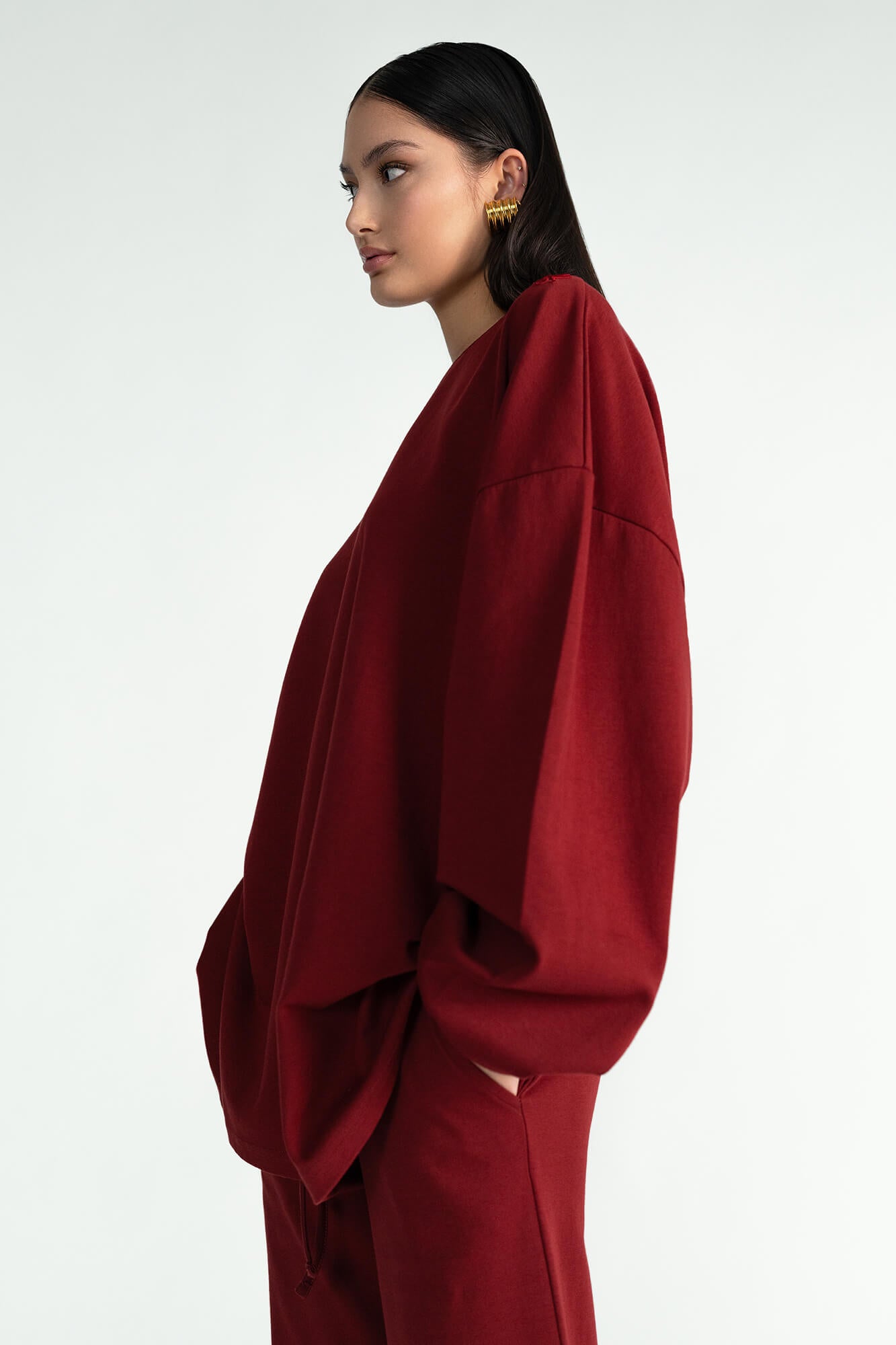 Langarmshirt Sue in Burgundy von der Seite by VIVAL.STUDIO