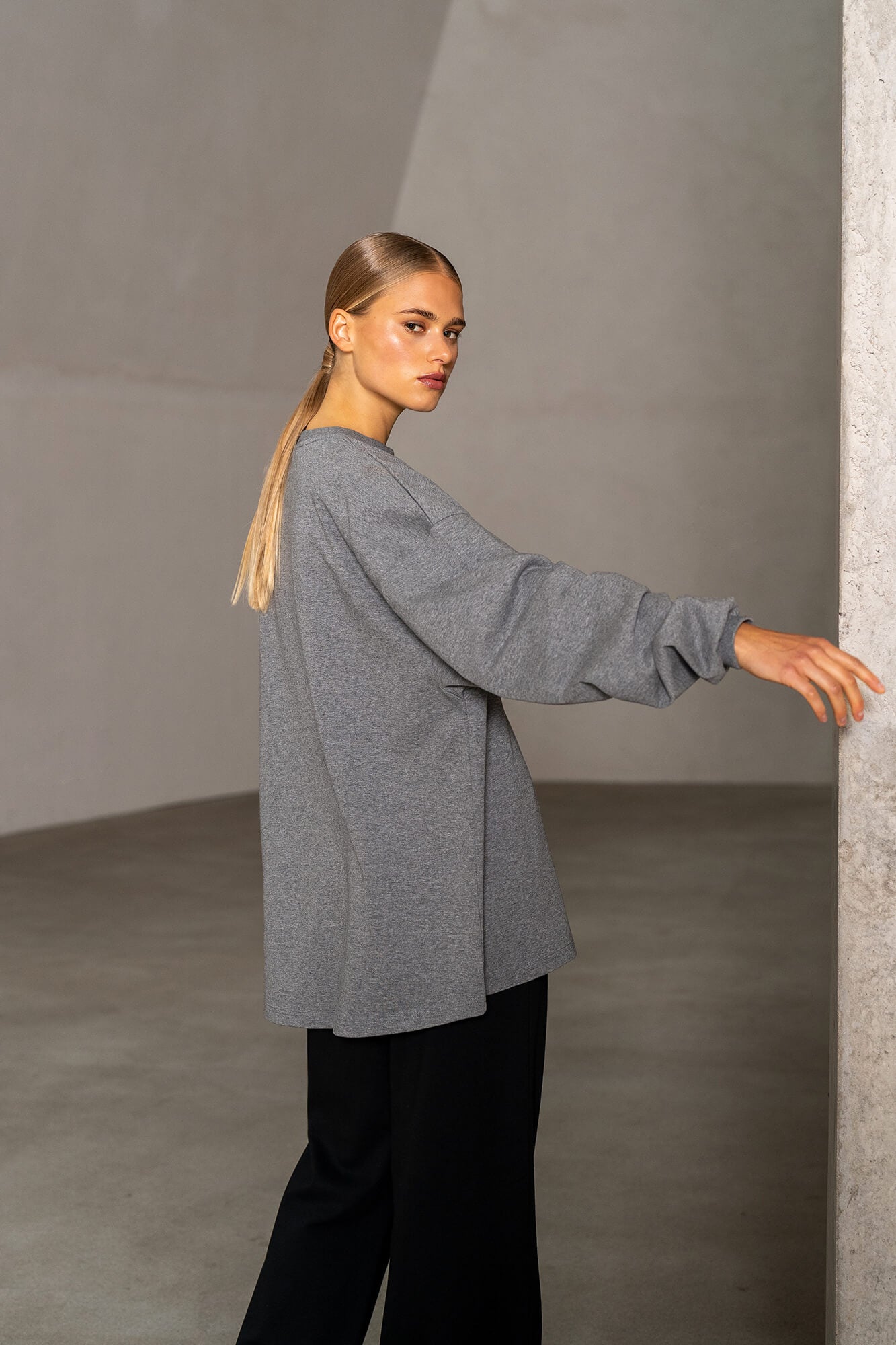 Langarmshirt Sue in graumelange by VIVAL.STUDIO