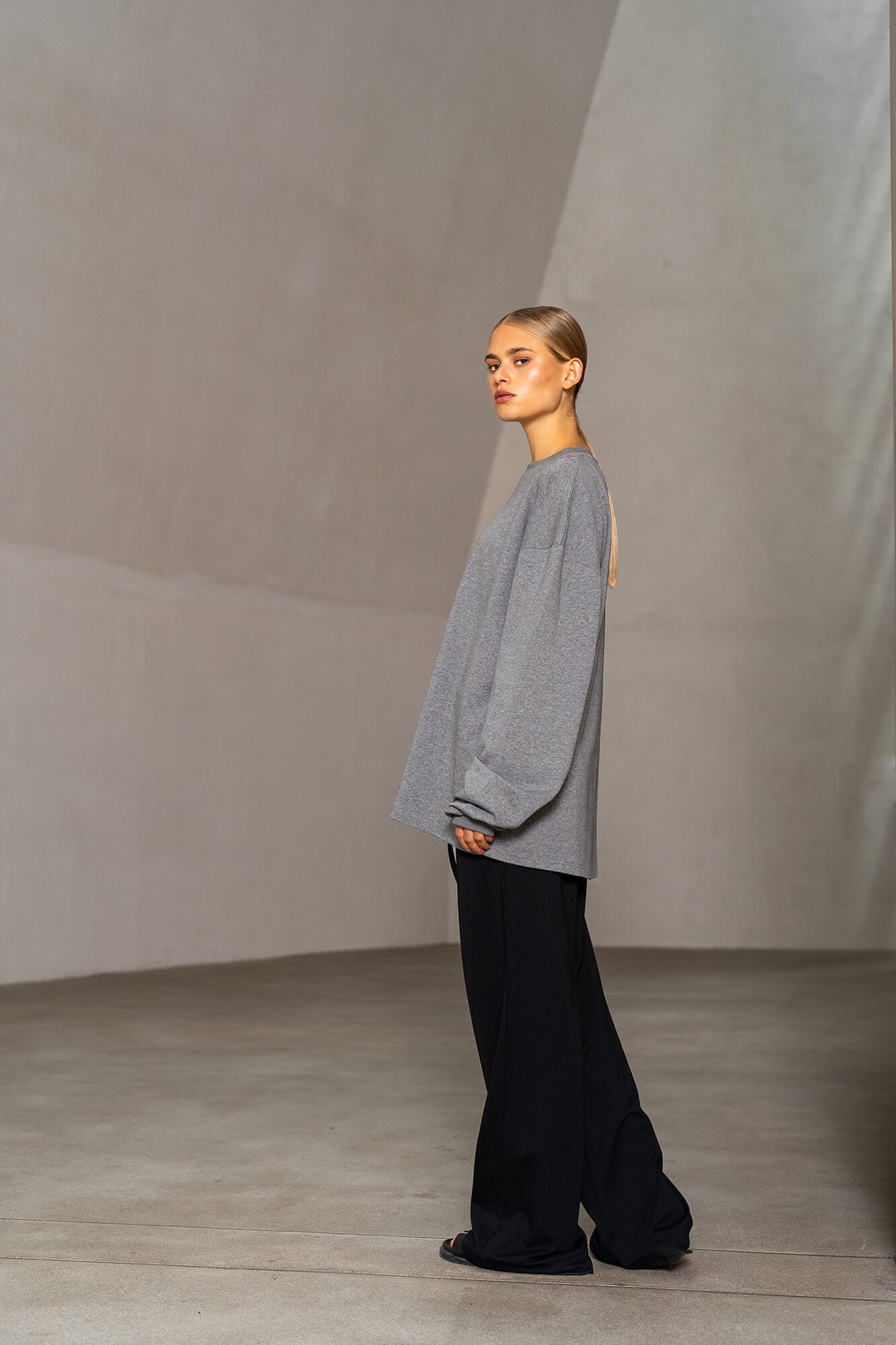 Langarmshirt Sue in graumelange by VIVAL.STUDIO