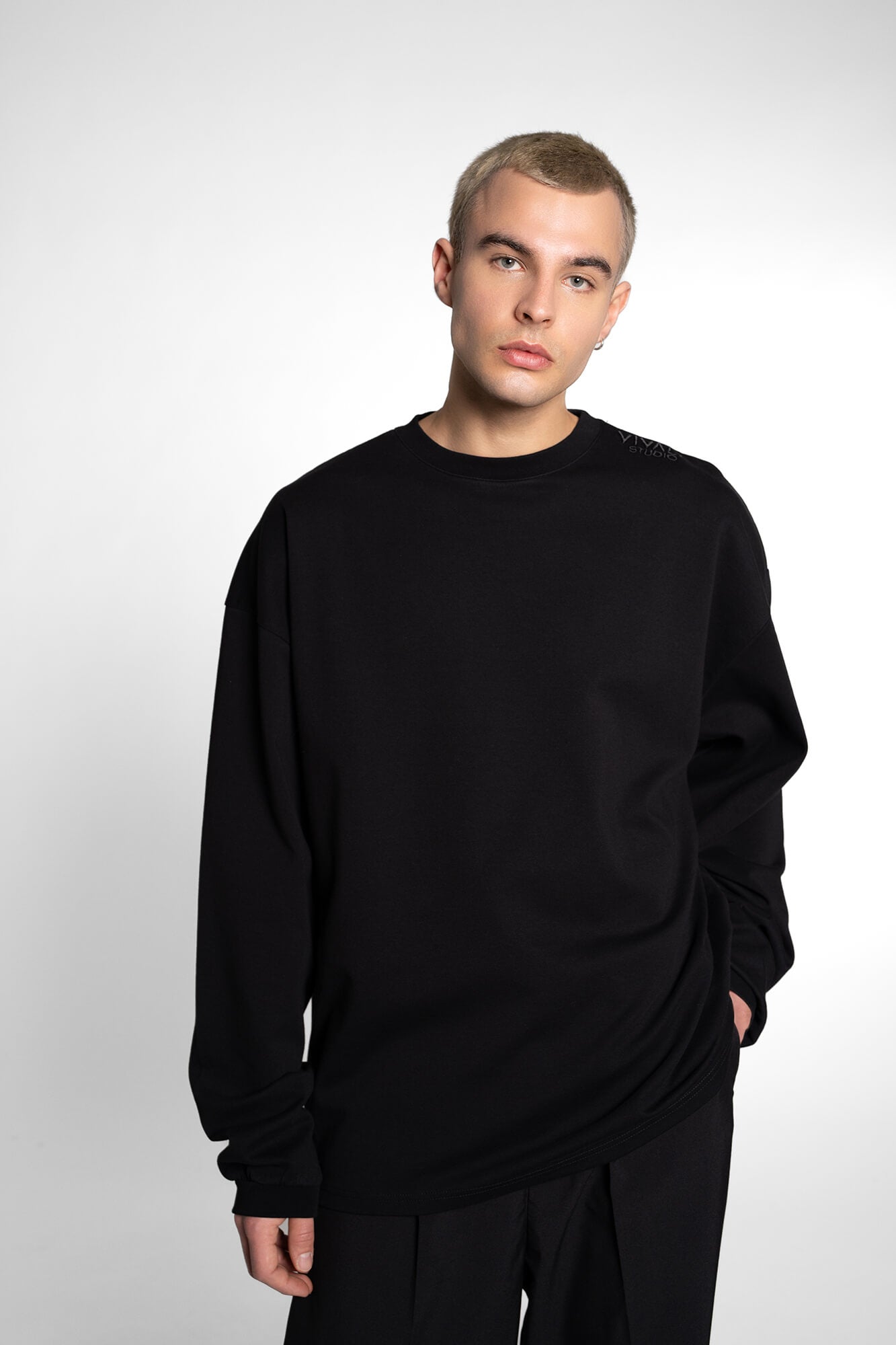 Langarmshirt Sue in Schwarz by VIVAL.STUDIO