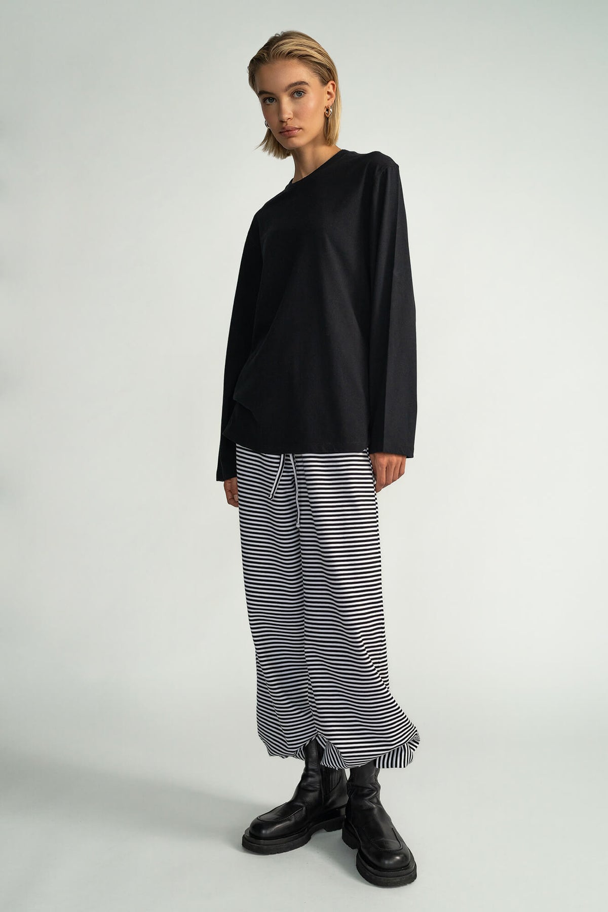 Langarmshirt Zoey schwarz von vorne1 by VivalStudio