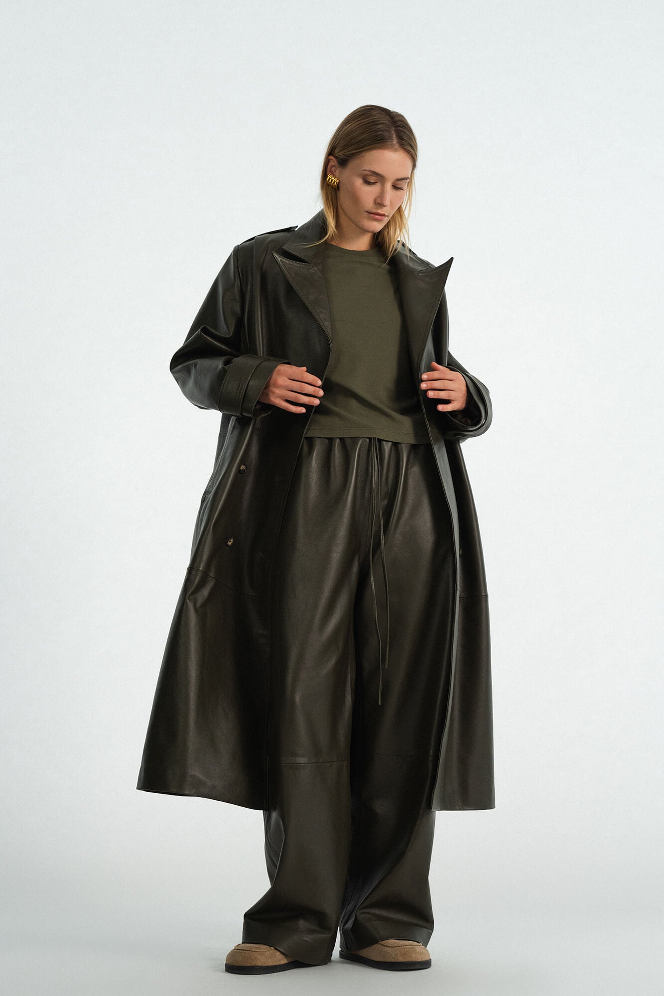 Lederhose Laja in Oliv von vorne by VIVAL.STUDIO