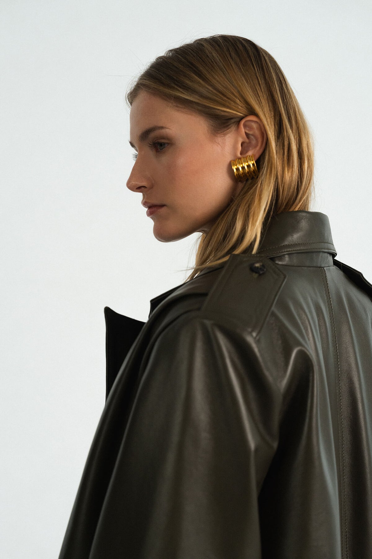 Ledermantel Laja in Oliv Detail by VIVAL.STUDIO