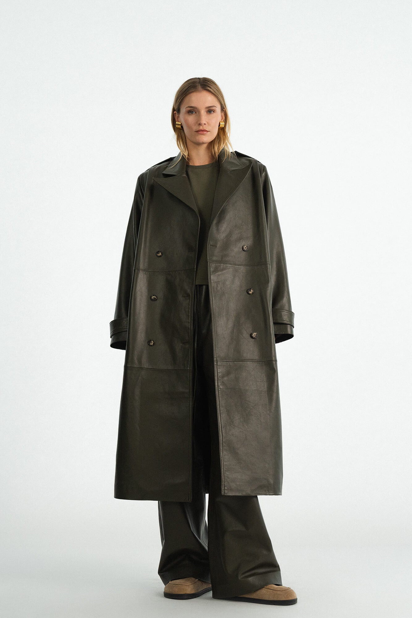 Ledermantel Laja in Oliv von vorne by VIVAL.STUDIO