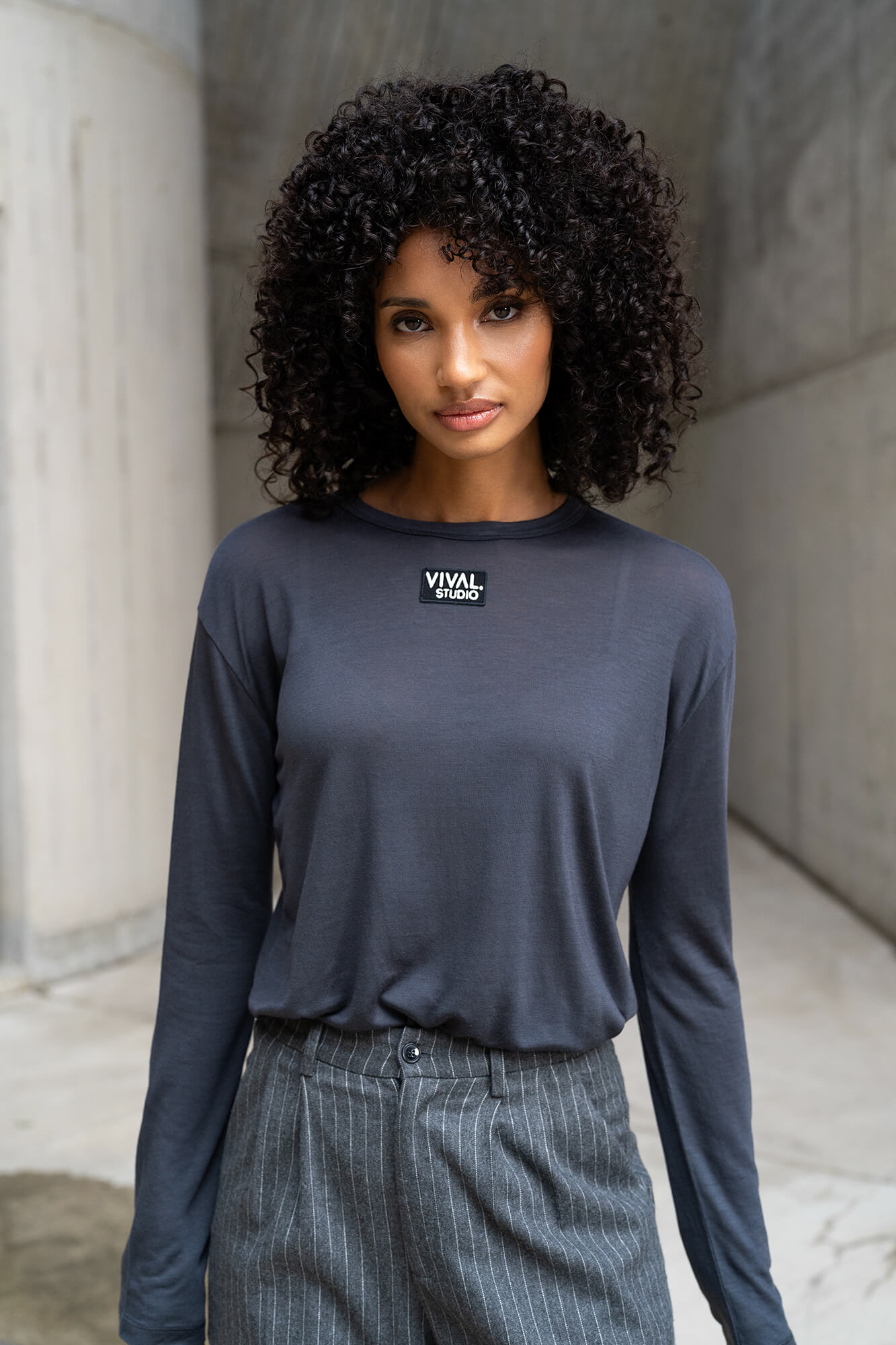 Langarmshirt Rose in anthrazit by VIVAL.STUDIO