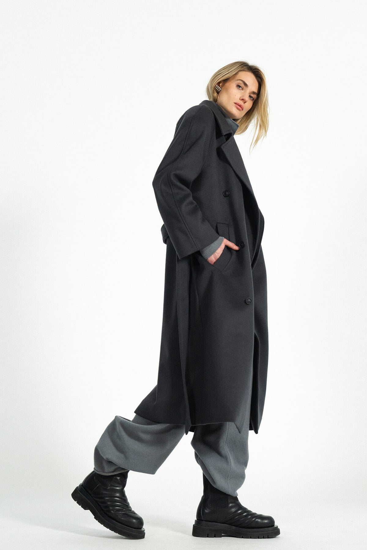 Mantel Gia in Anthrazit von der Seite by VIVAL.STUDIO