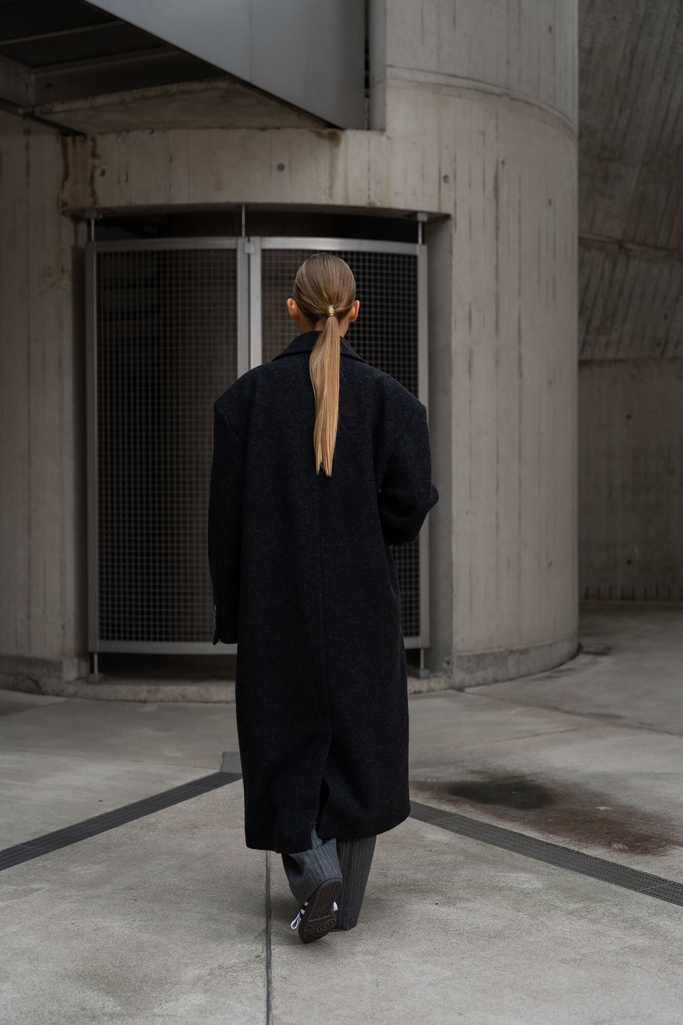 Mantel Carry in dunkelgrau by VIVAL.STUDIO