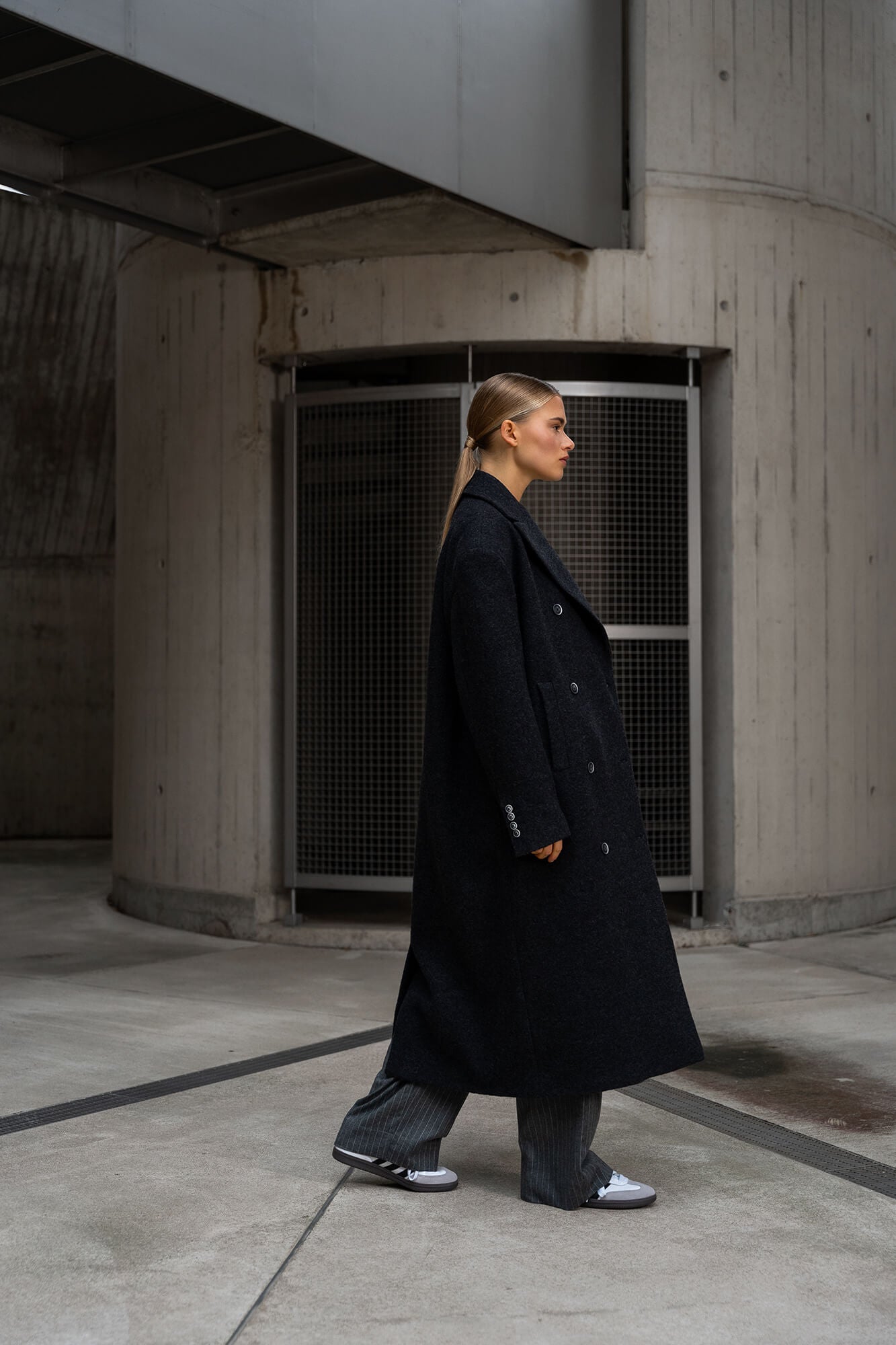 Mantel Carry in dunkelgrau by VIVAL.STUDIO