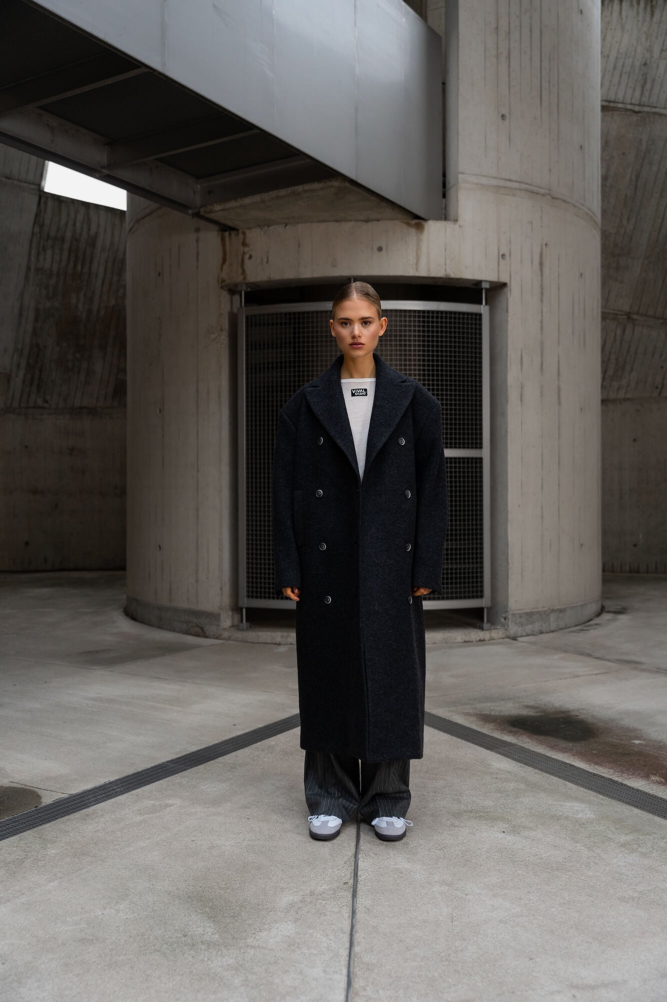 Mantel Carry in dunkelgrau by VIVAL.STUDIO