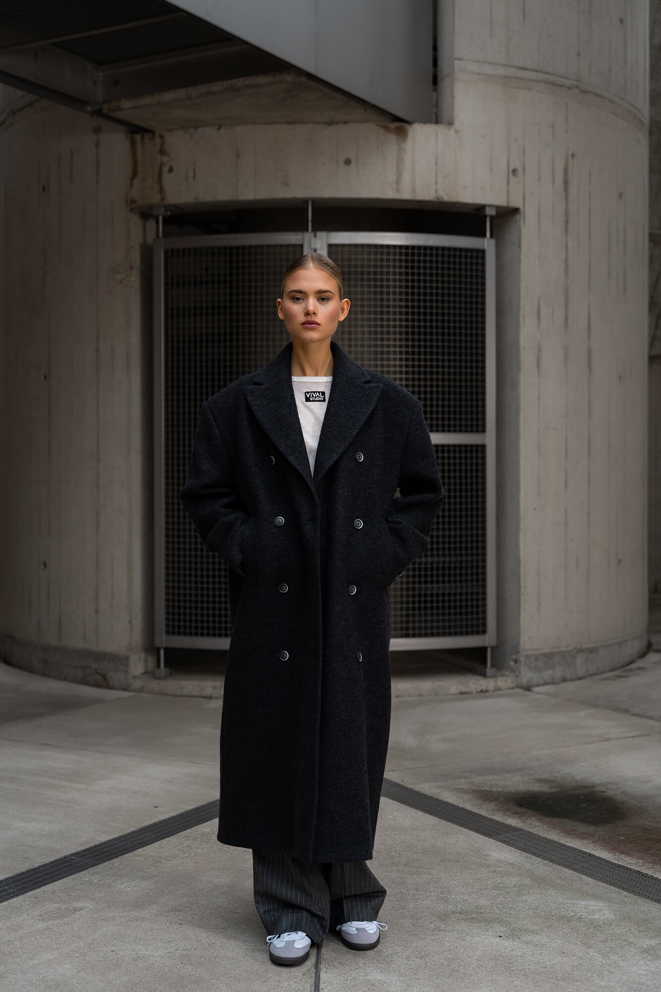 Mantel Carry in dunkelgrau by VIVAL.STUDIO