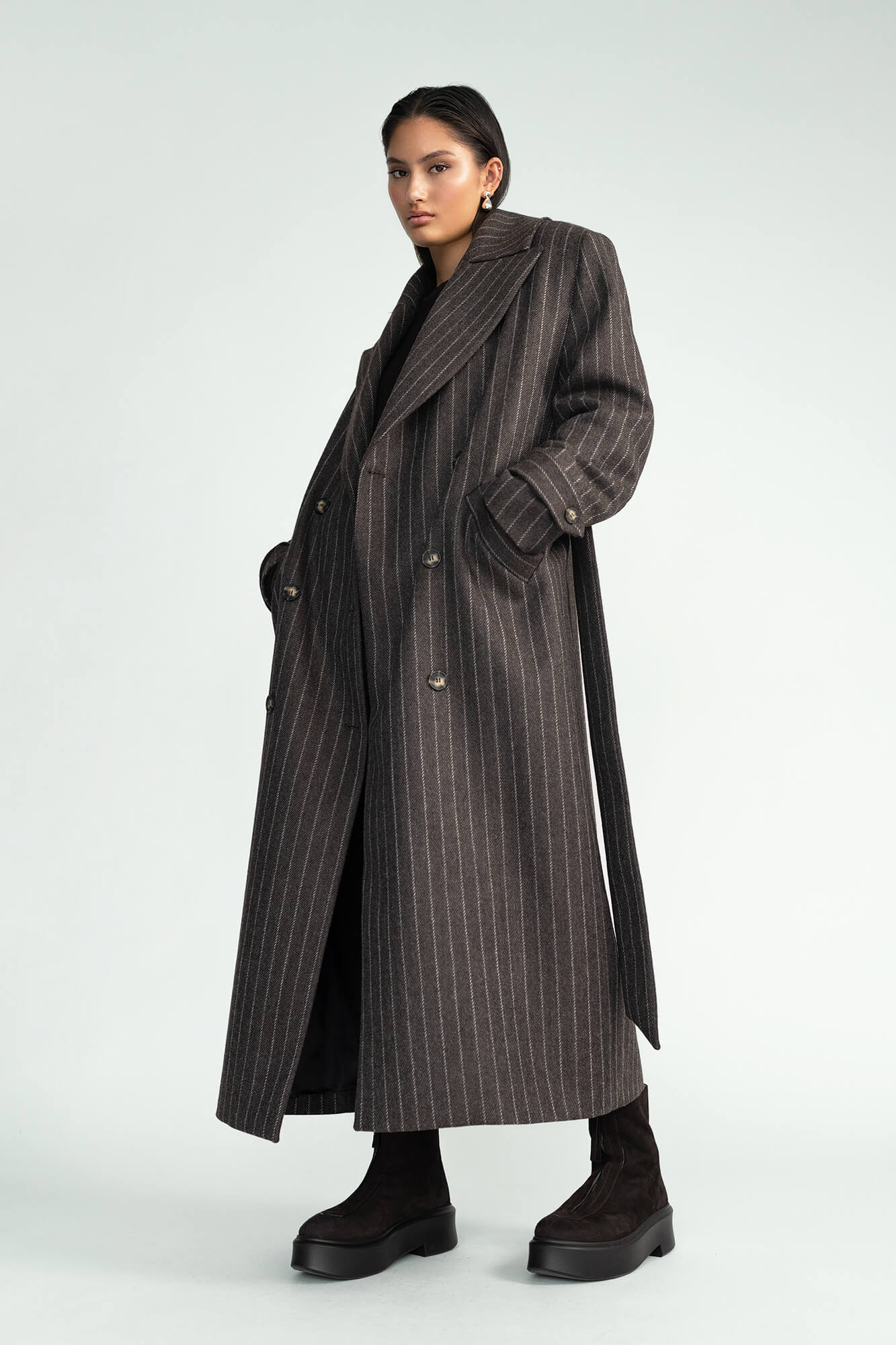 Mantel Zelda in Braun Nadelstreifen von vorne by VIVAL.STUDIO
