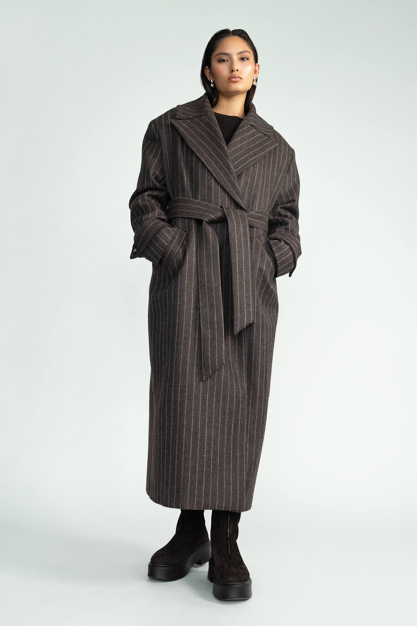 Mantel Zelda in Braun Nadelstreifen von vorne by VIVAL.STUDIO