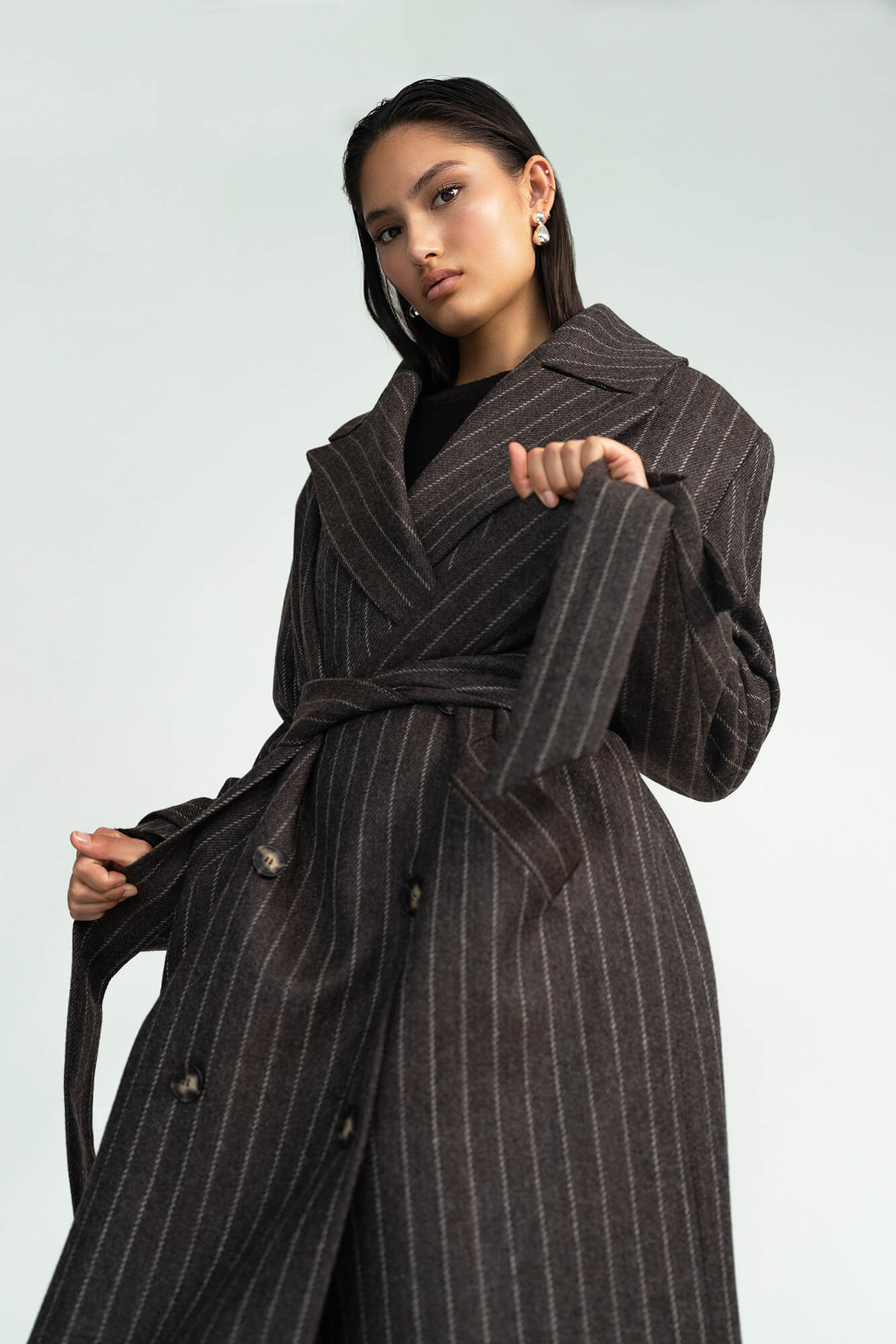 Mantel Zelda in Braun Nadelstreifen von vorne by VIVAL.STUDIO