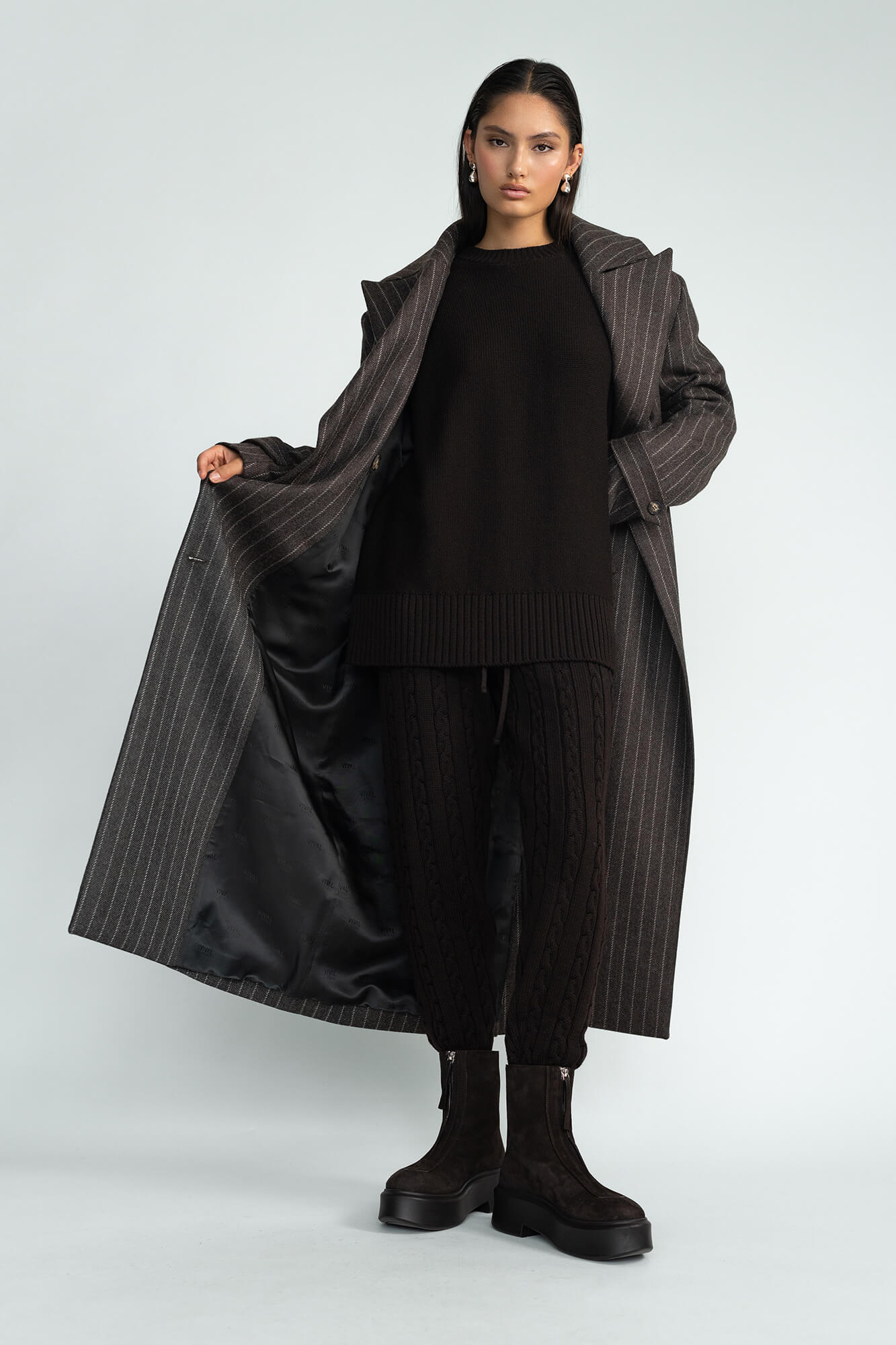 Mantel Zelda in Braun Nadelstreifen von vorne by VIVAL.STUDIO