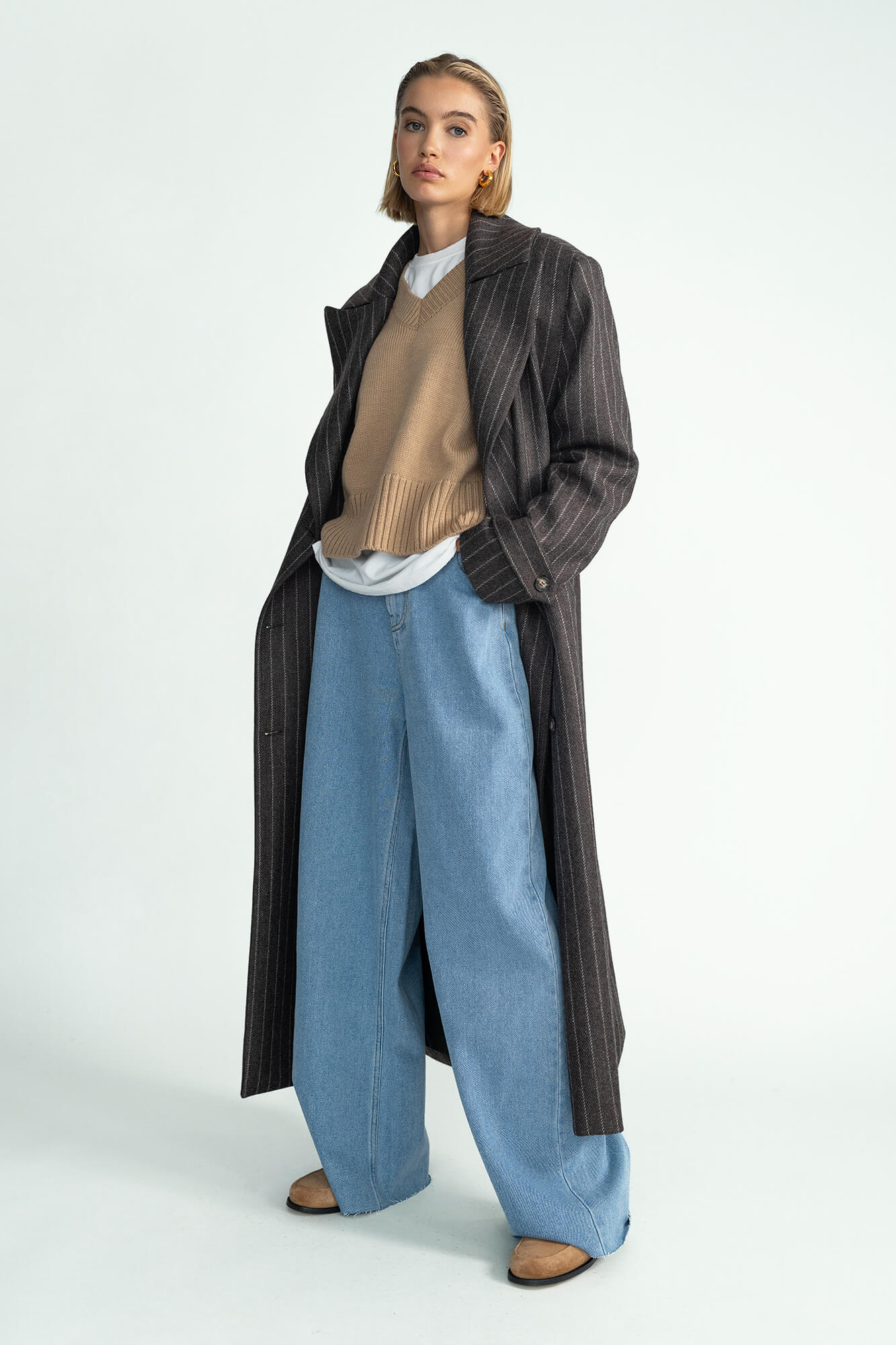 Mantel Zelda in Braun Nadelstreifen von vorne by VIVAL.STUDIO