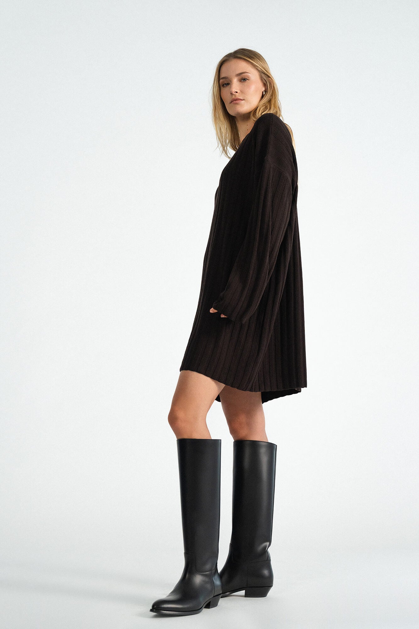 Minikleid Romy in Dunkelbraun von der Seite by VIVAL.STUDIO