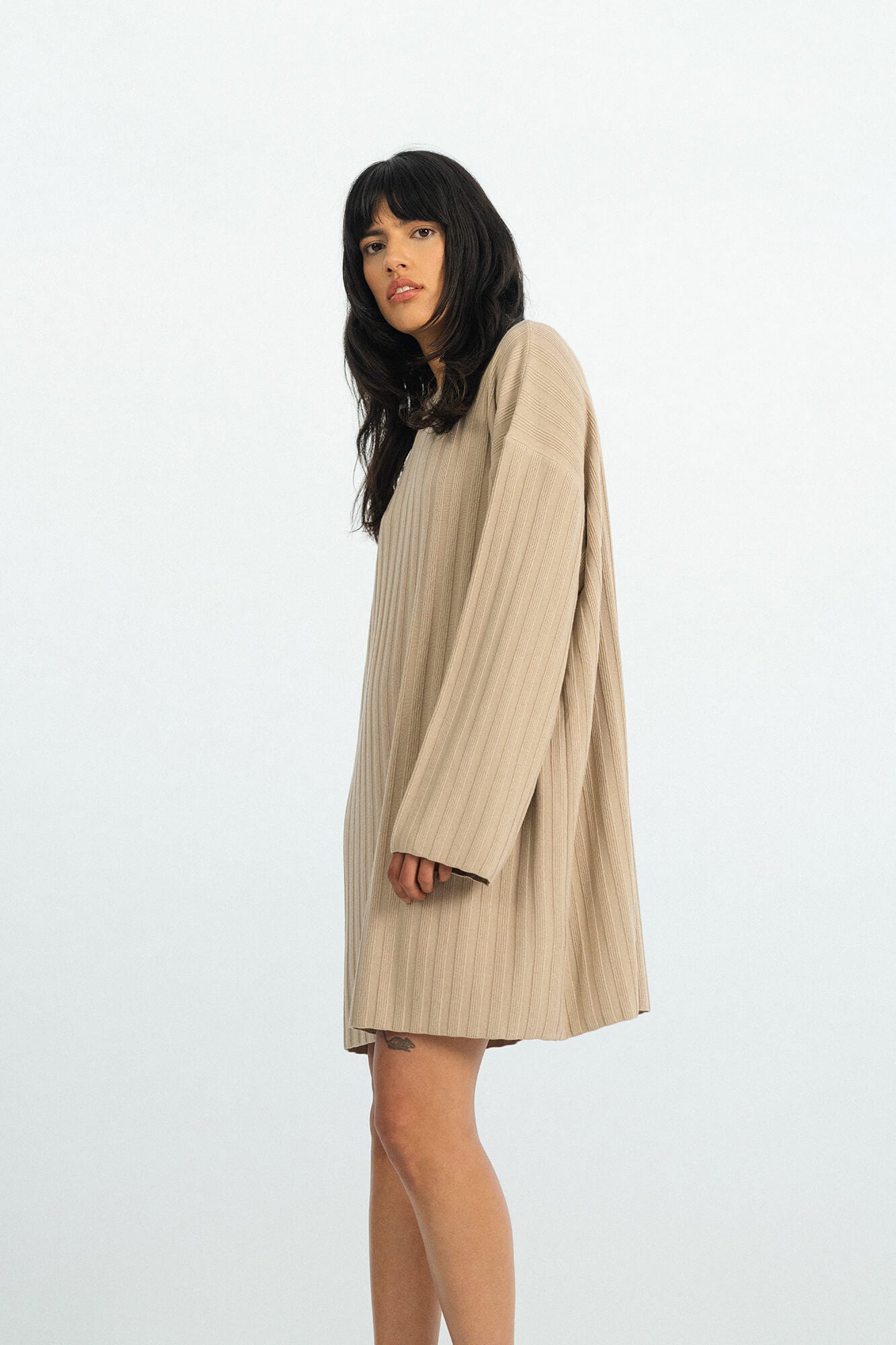 Minikleid Romy in Oatmeal seitlich by VIVAL.STUDIO