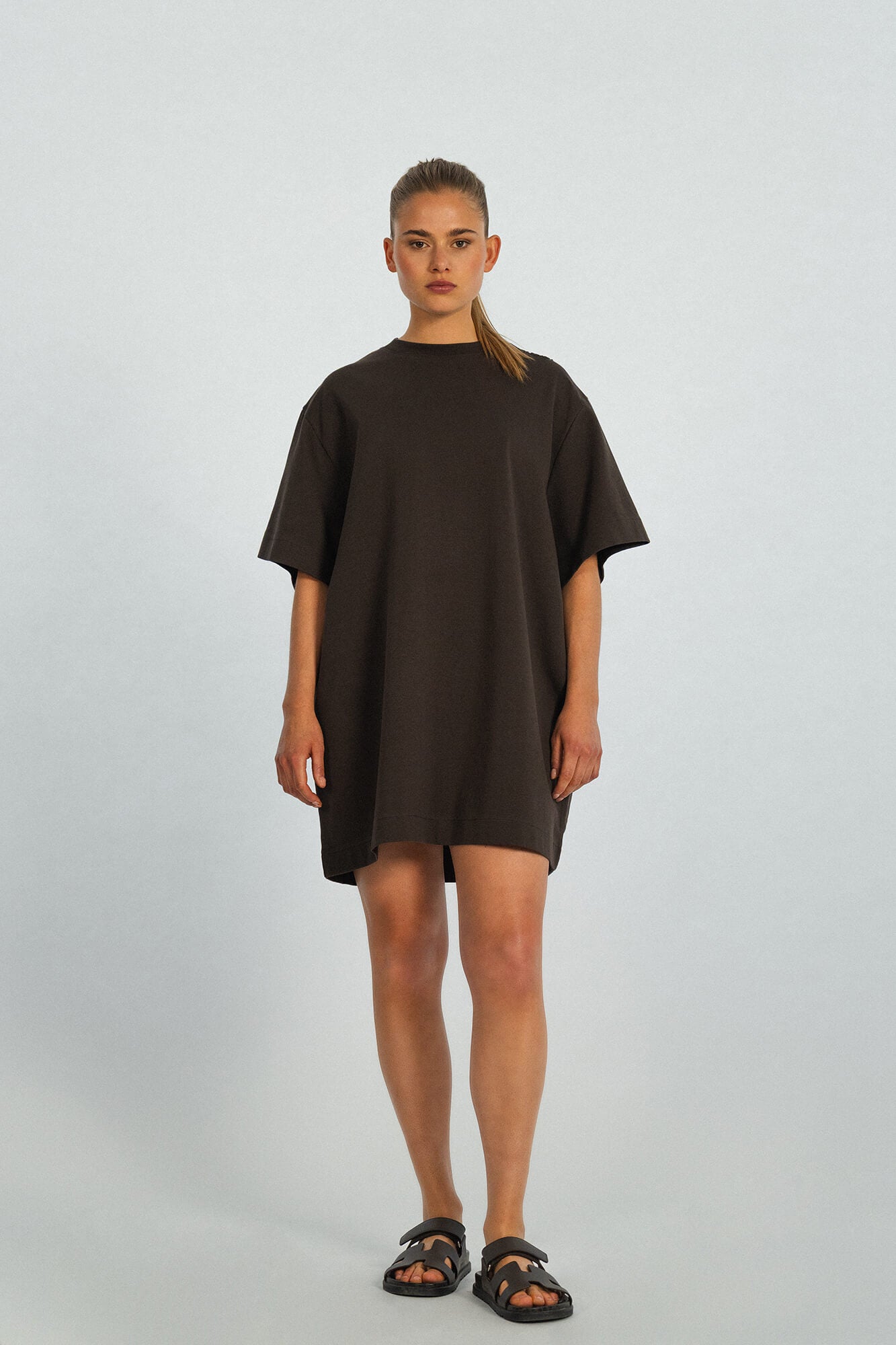 Minikleid Sue in Dunkelbraun von vorne by VIVAL.STUDIO