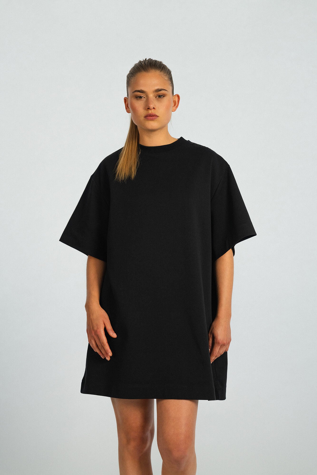 Minikleid Sue in Schwarz von vorne by VIVAL.STUDIO