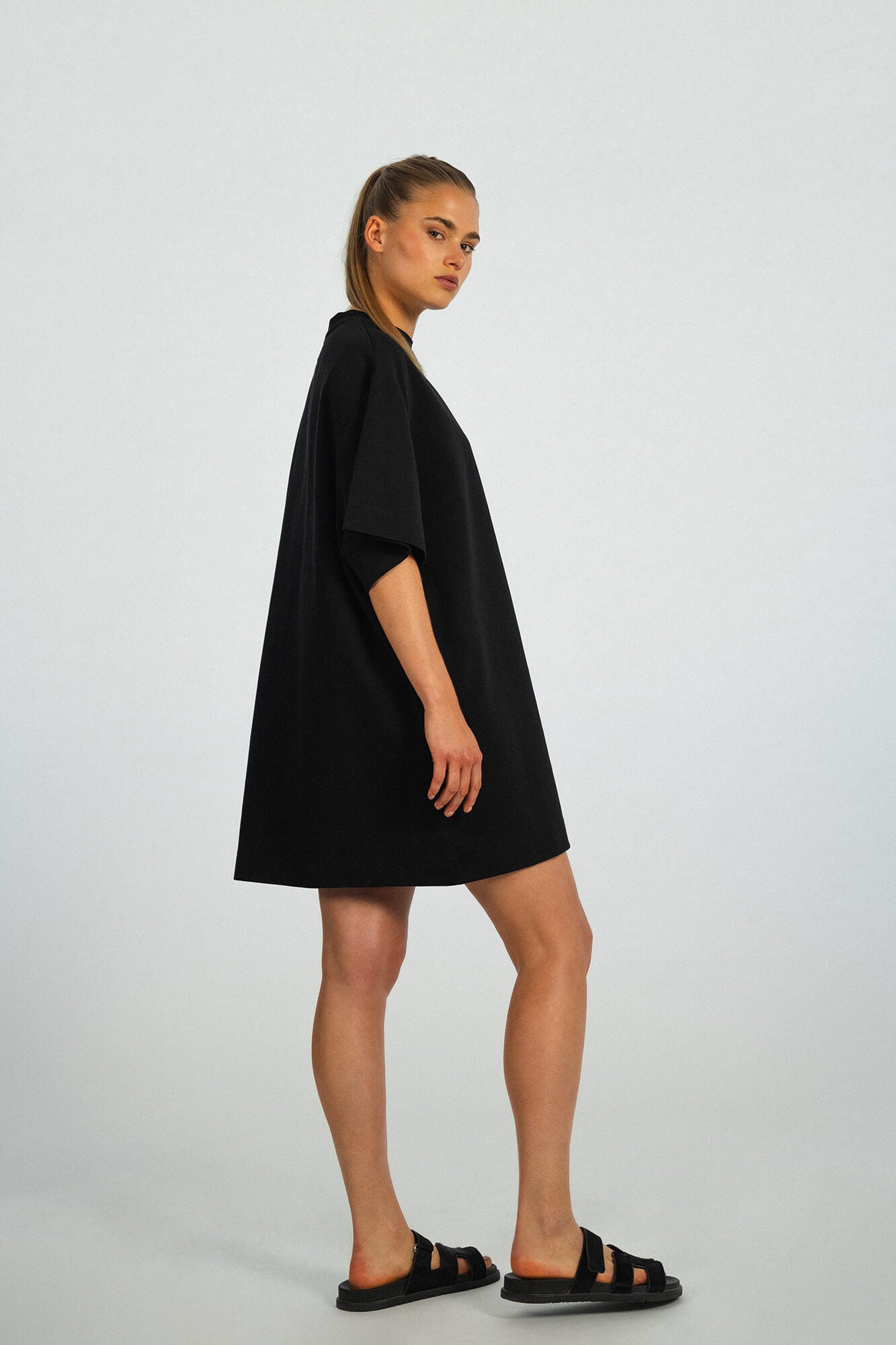 Minikleid Sue in Schwarz von der Seite by VIVAL.STUDIO