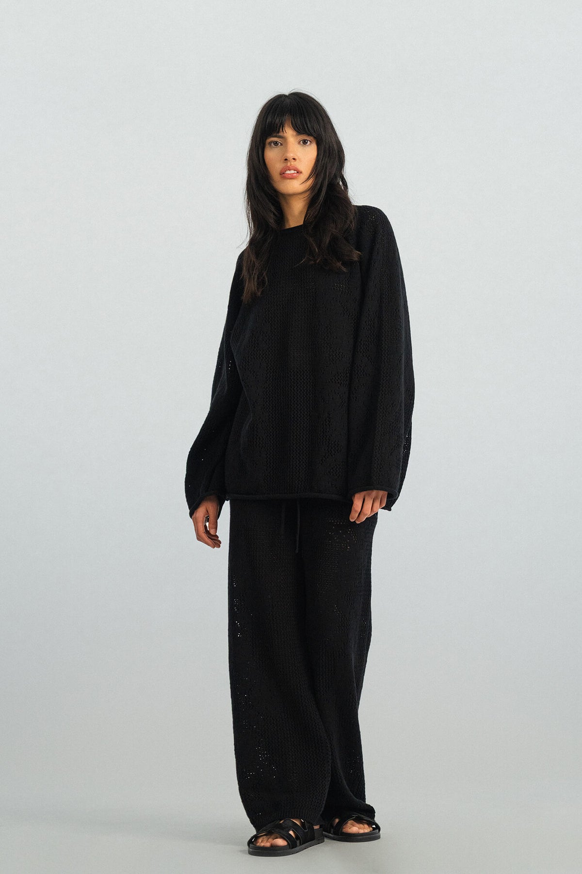 Pullover Clea in Schwarz von vorne by VIVAL.STUDIO