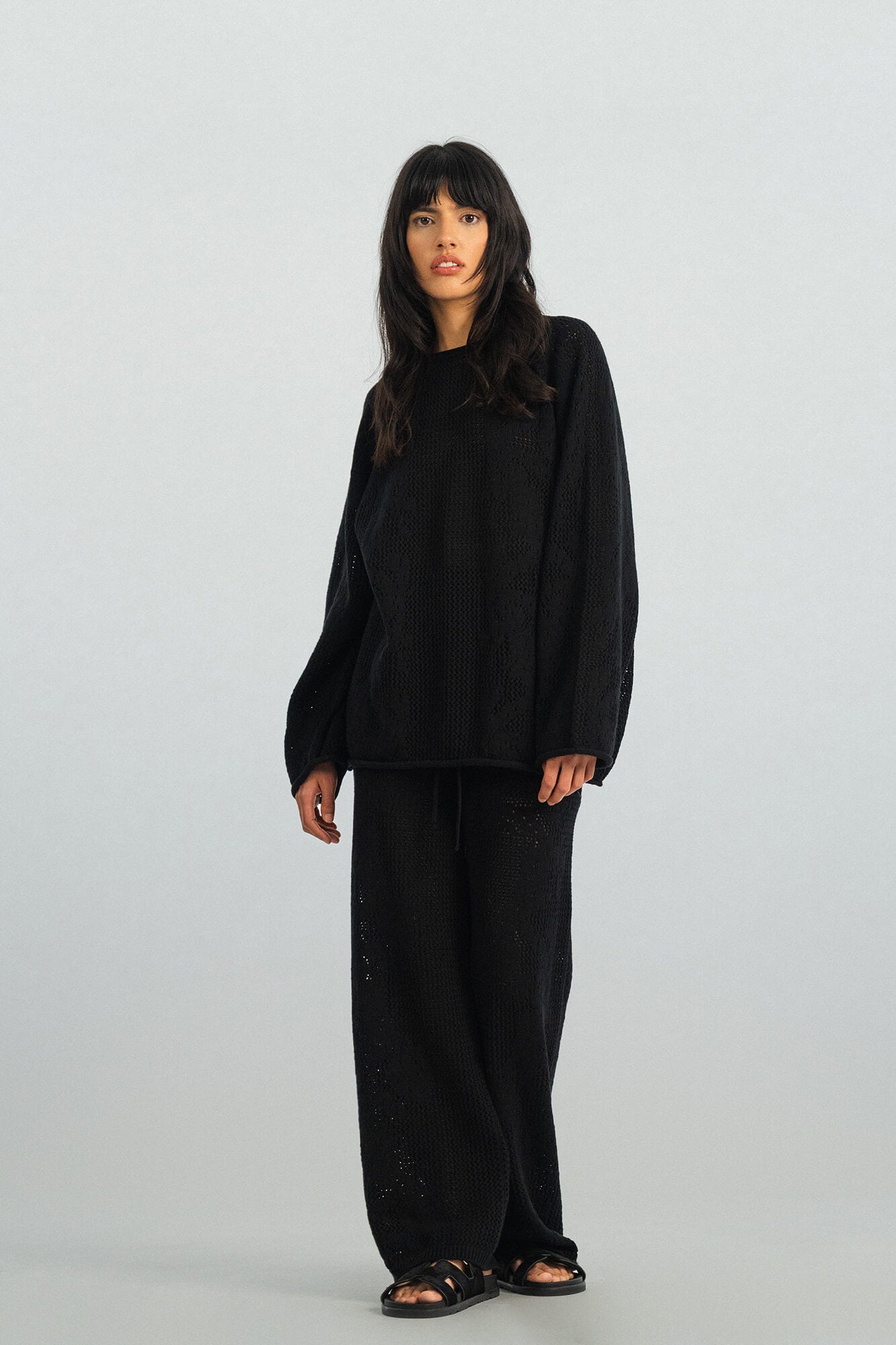 Pullover Clea in Schwarz von vorne by VIVAL.STUDIO