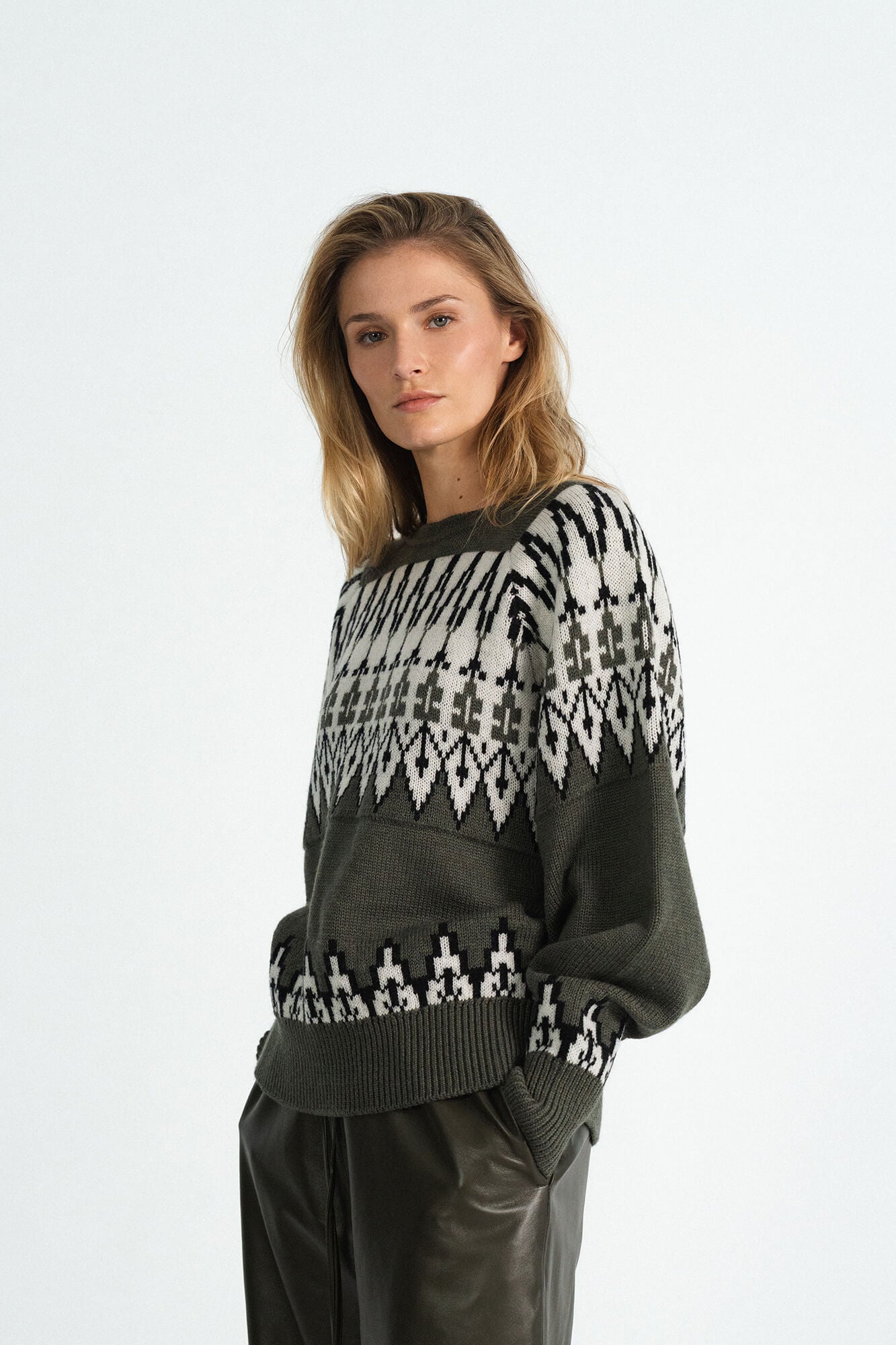 Pullover Hayden in Oliv Multi von der Seite by VIVAL.STUDIO