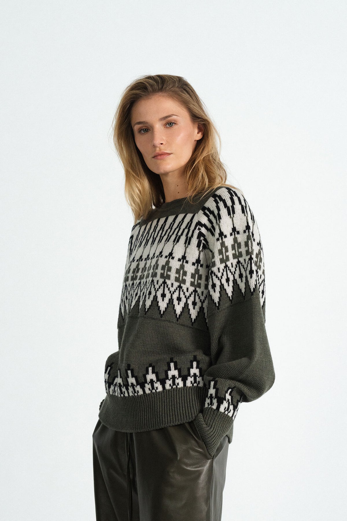 Pullover Hayden in Oliv Multi von der Seite by VIVAL.STUDIO