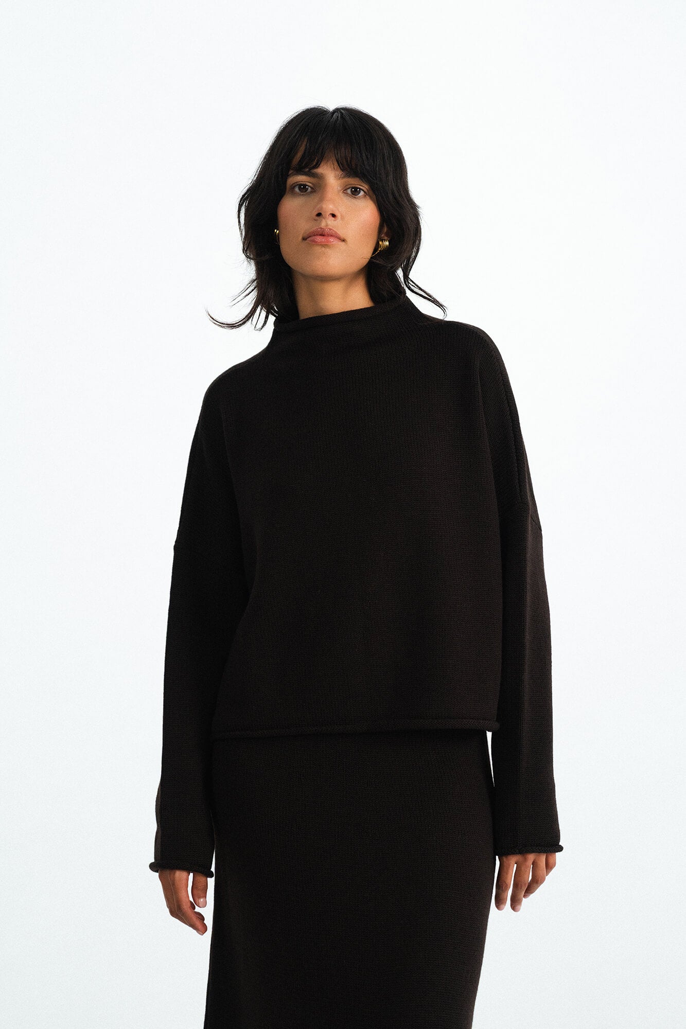 Pullover Jada in Dunkelbraun von vorne by VIVAL.STUDIO