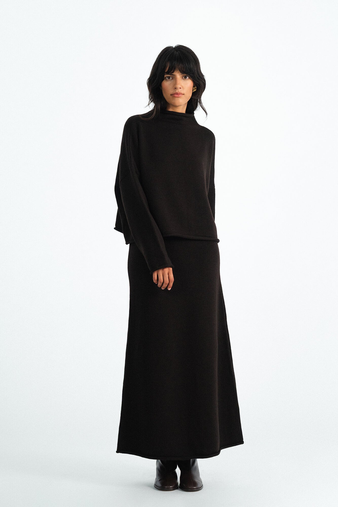 Pullover Jada in Dunkelbraun von vorne by VIVAL.STUDIO