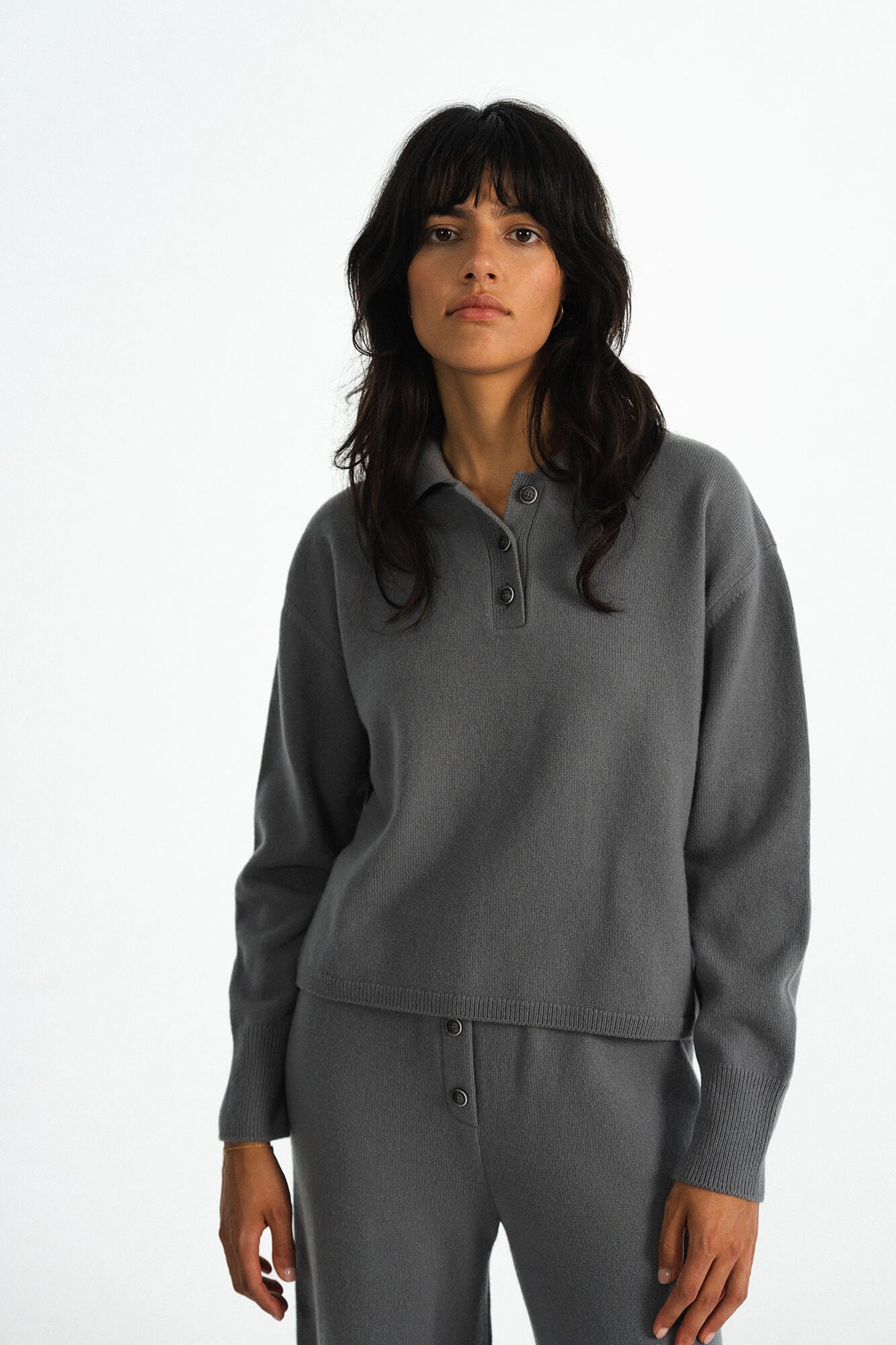 Pullover Lindsay in Asphalt von vorne by VIVAL.STUDIO