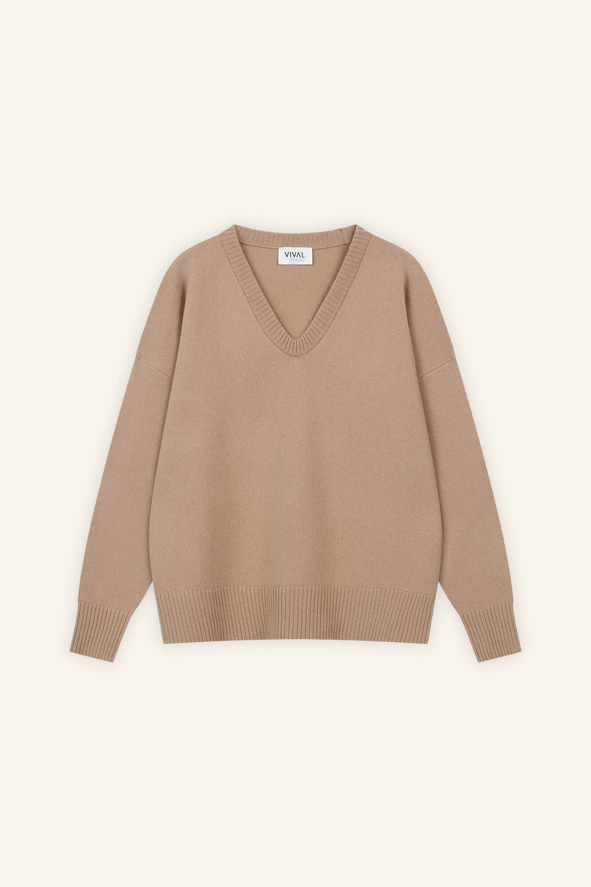 Pullover Lindsay in Camel von Vorne by VIVAL.STUDIO