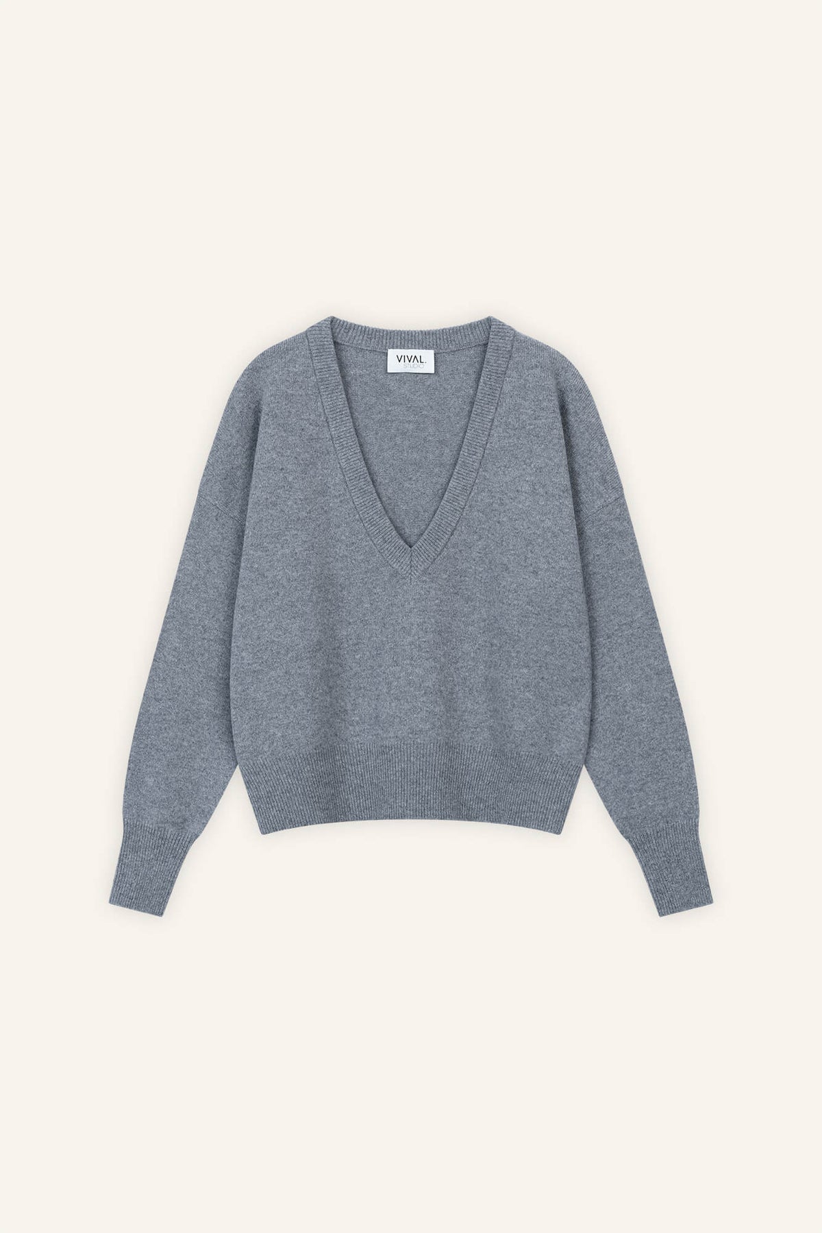 Pullover Lindsay in Grau von vorne by VIVAL.STUDIO