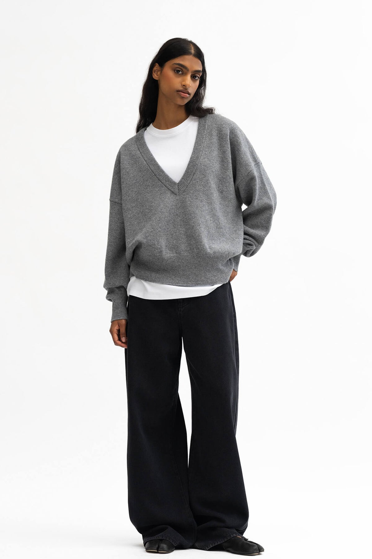 Pullover Lindsay in Grau von vorne by VIVAL.STUDIO