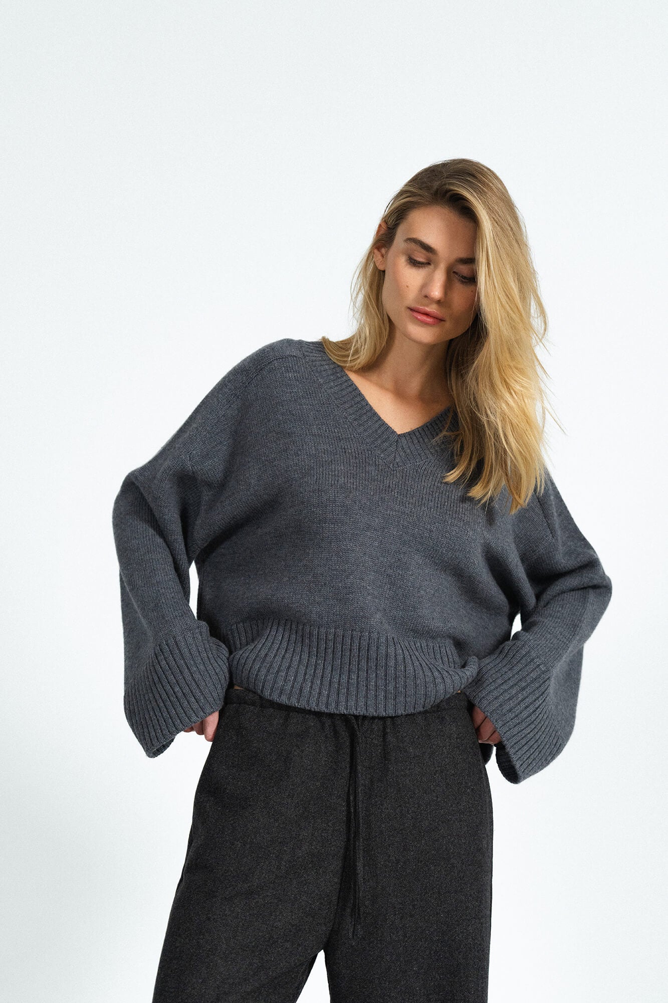 Pullover Liz in Grau Melange von vorne by VIVAL.STUDIO