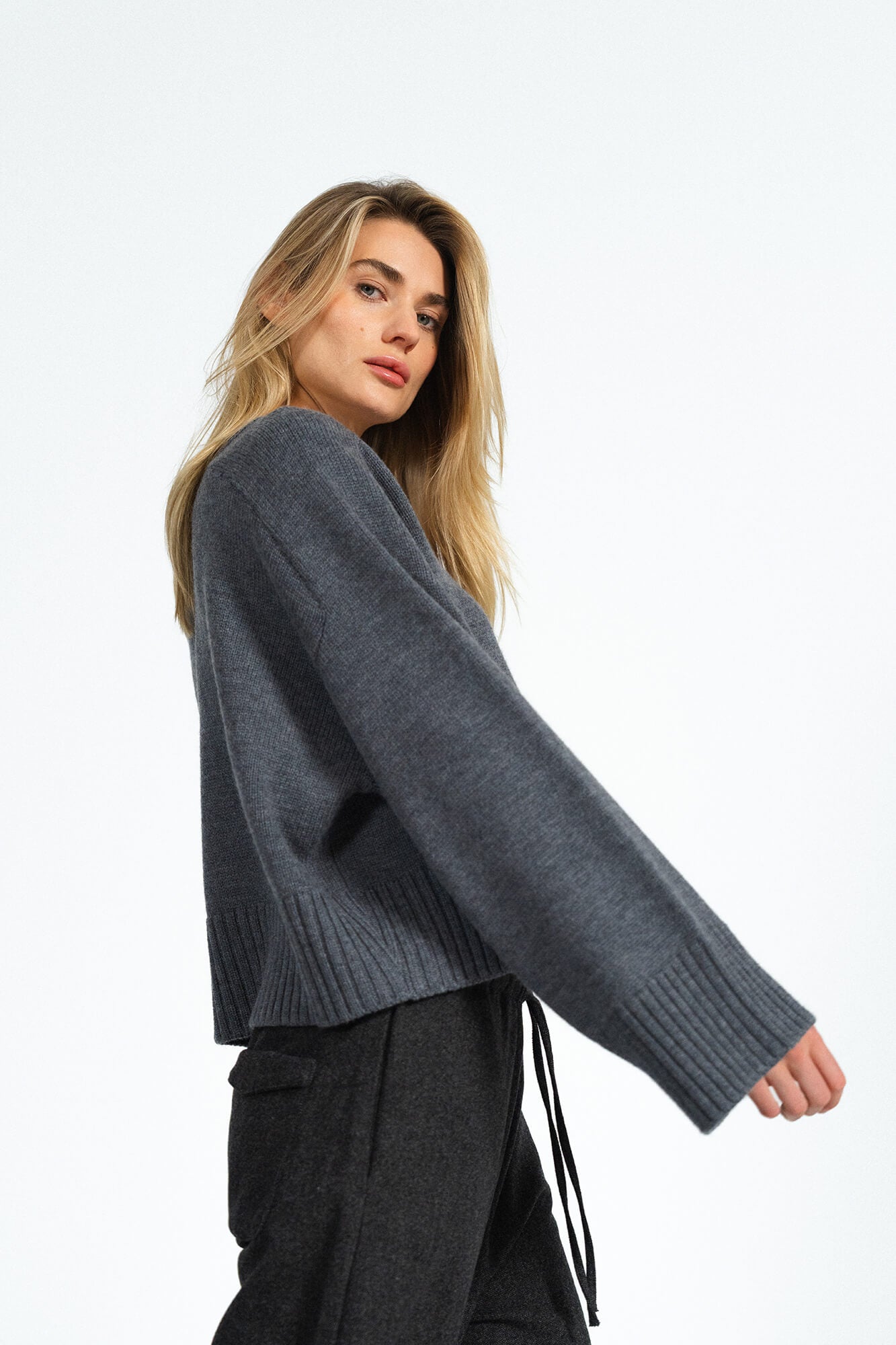 Pullover Liz in Grau Melange von der Seite by VIVAL.STUDIO