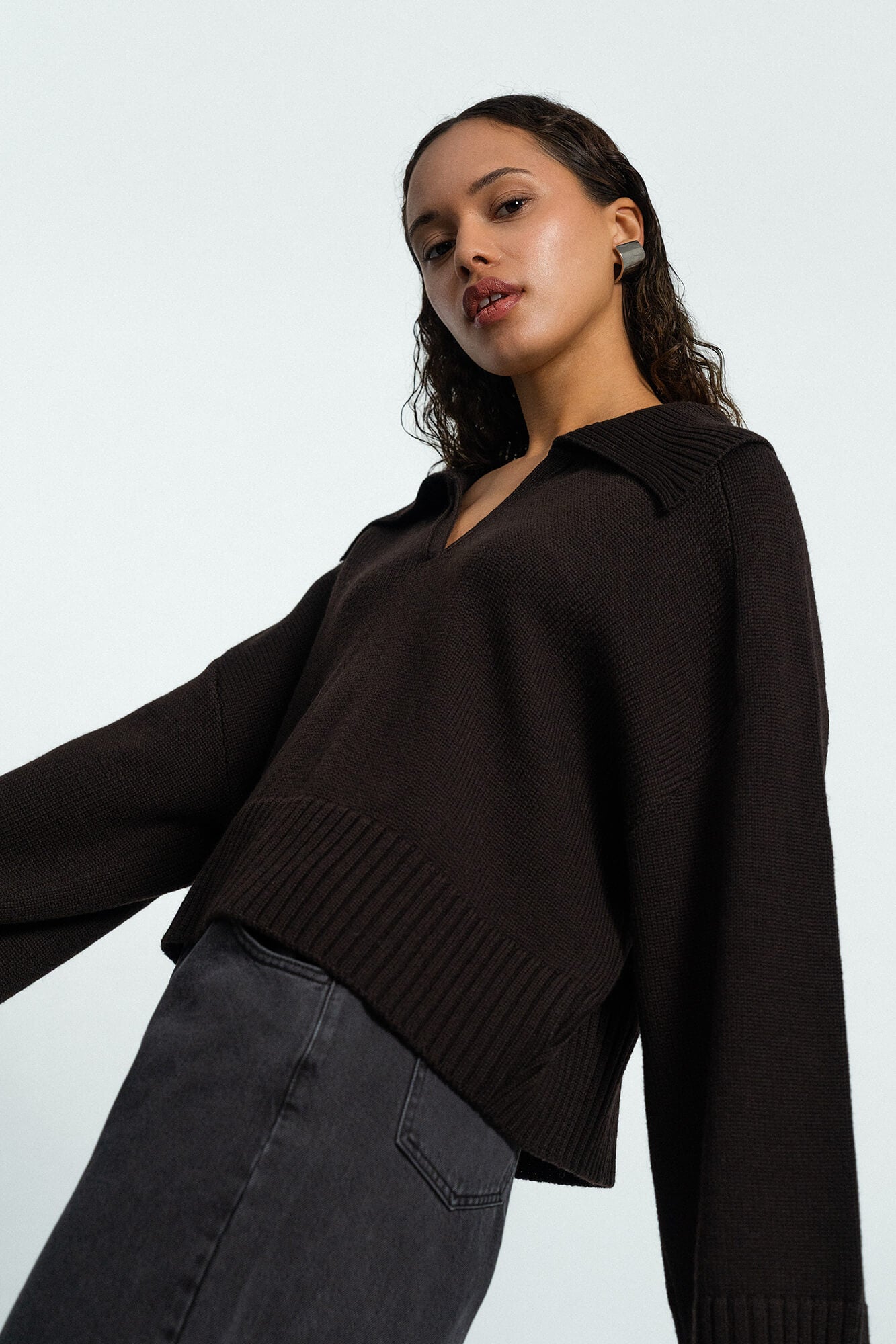 Pullover Lizzy in Dunkelbraun seitlich by VIVAL.STUDIO