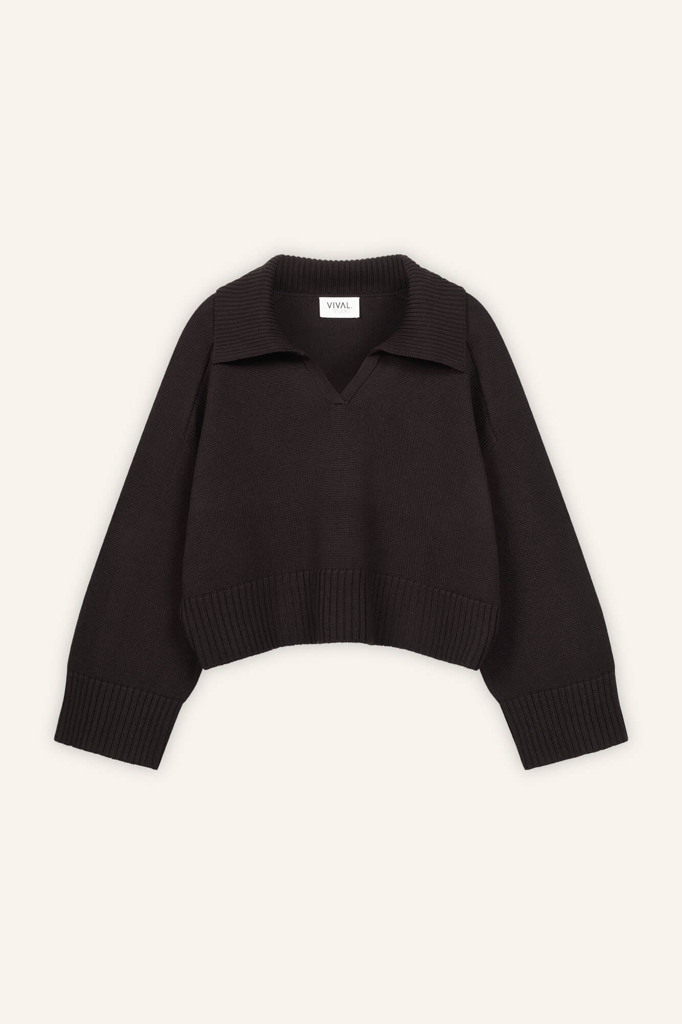 Pullover Lizzy in Dunkelbraun von vorne by VIVAL.STUDIO