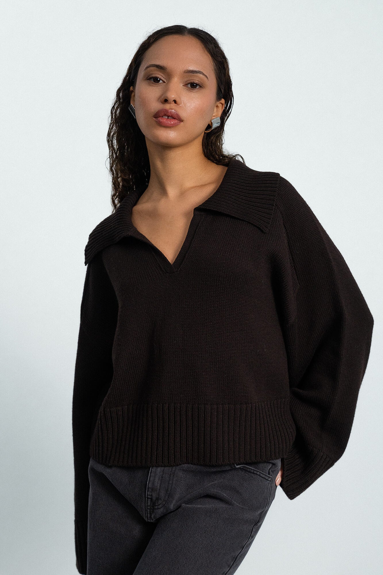 Pullover Lizzy in Dunkelbraun von vorne by VIVAL.STUDIO