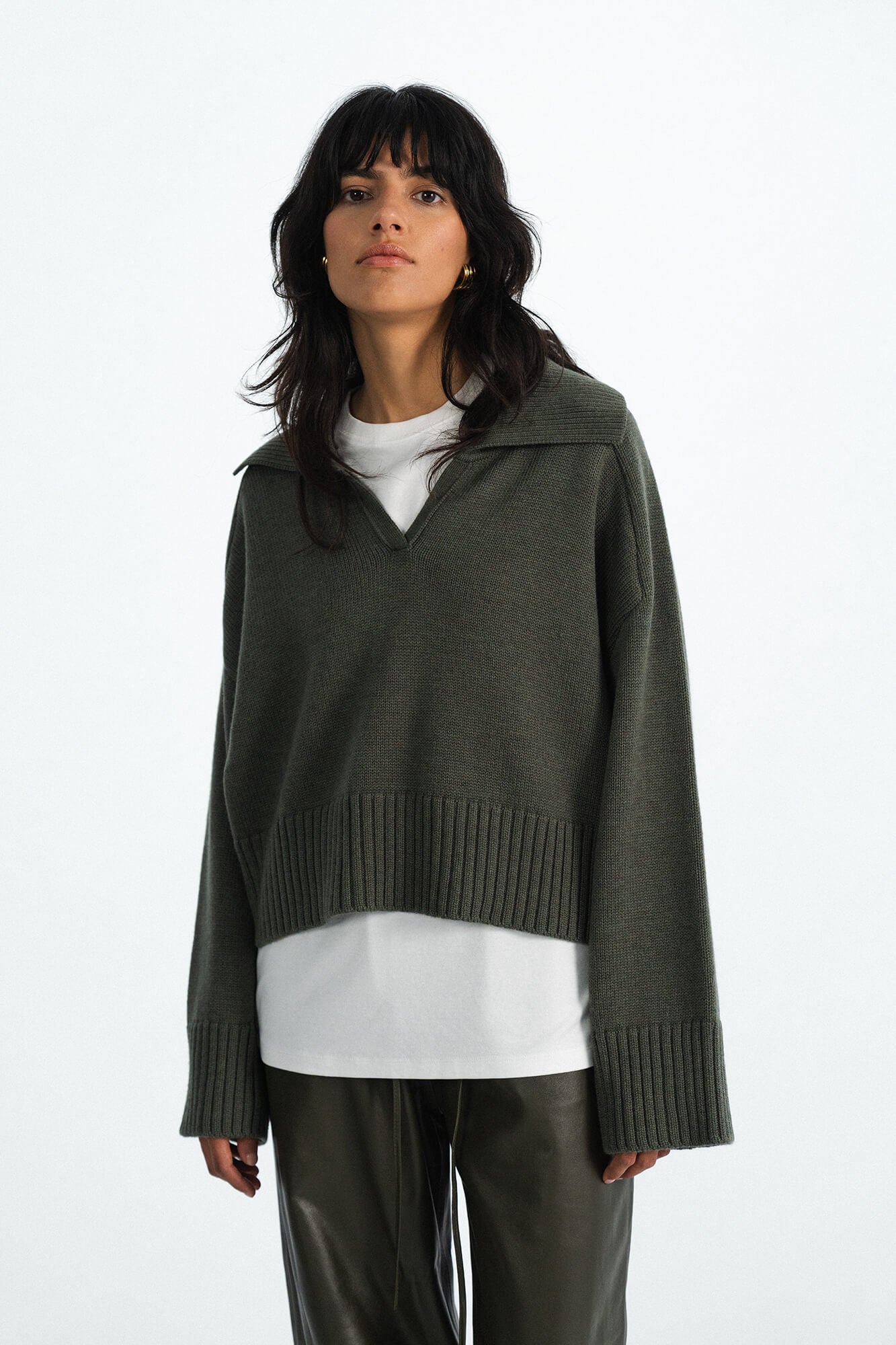 Pullover Lizzy in Oliv von vorne by VIVAL.STUDIO