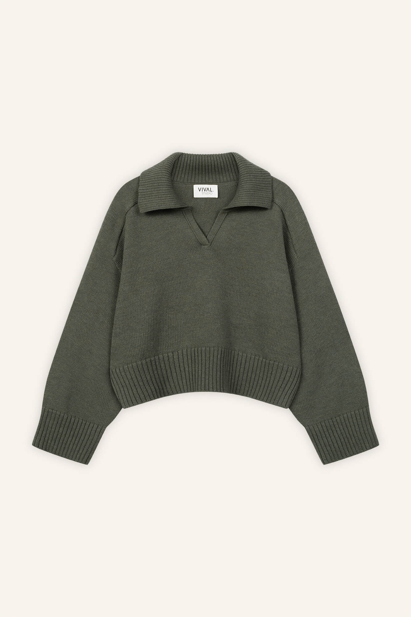 Pullover Lizzy in Oliv von vorne by VIVAL.STUDIO