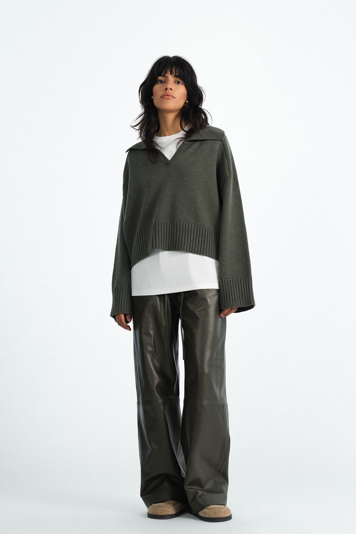 Pullover Lizzy in Oliv von vorne by VIVAL.STUDIO