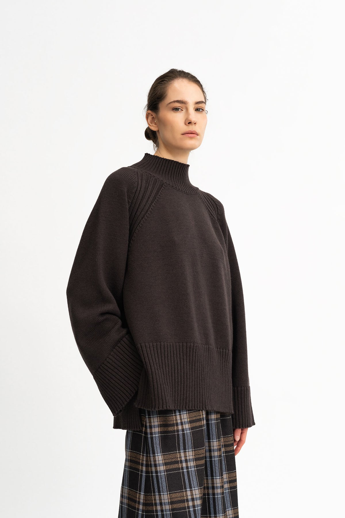 Pullover Nell in Dunkelbraun von vorne by VIVAL.STUDIO