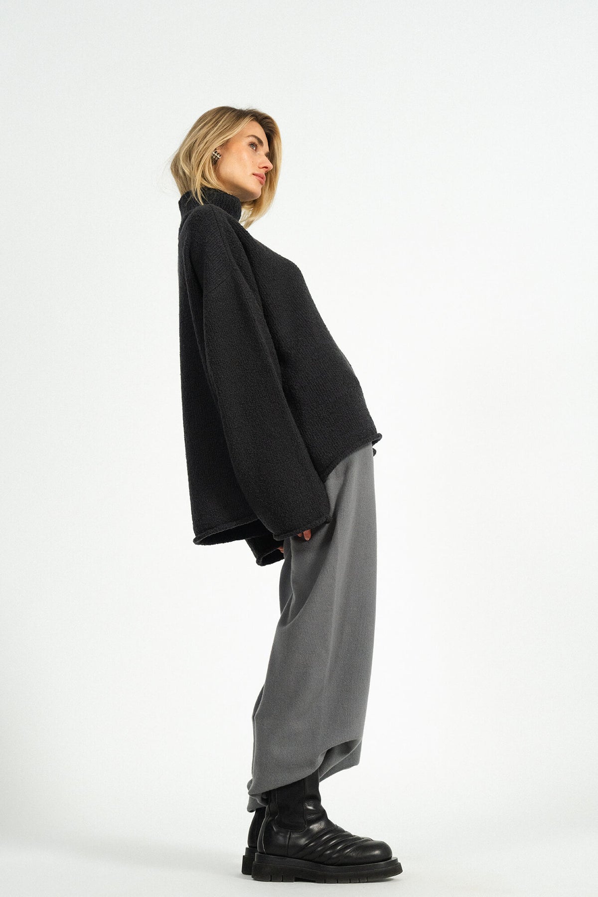 Pullover Ruby in Asphalt von der Seite by VIVAL.STUDIO