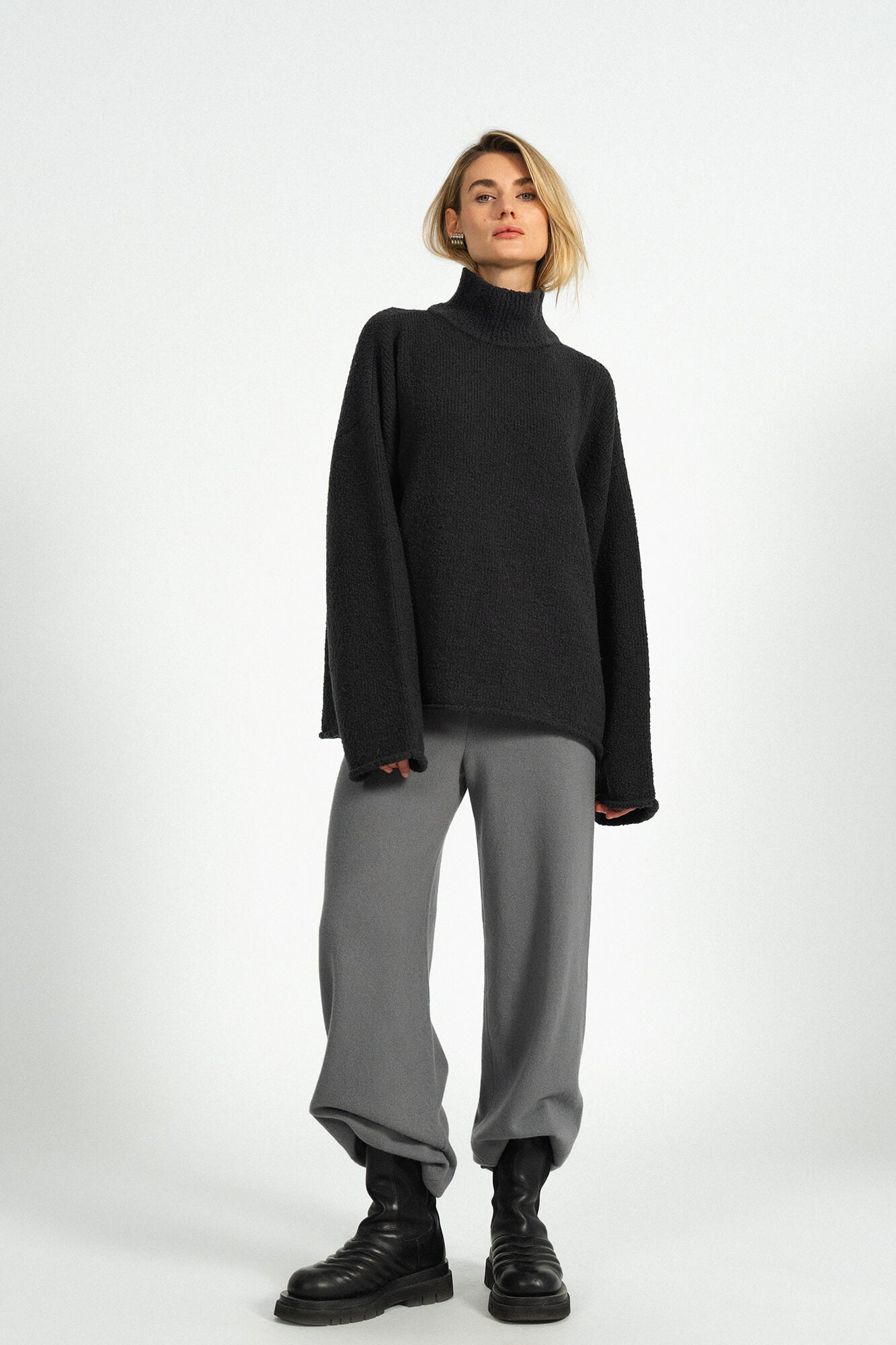 Pullover Ruby in Asphalt von vorne by VIVAL.STUDIO