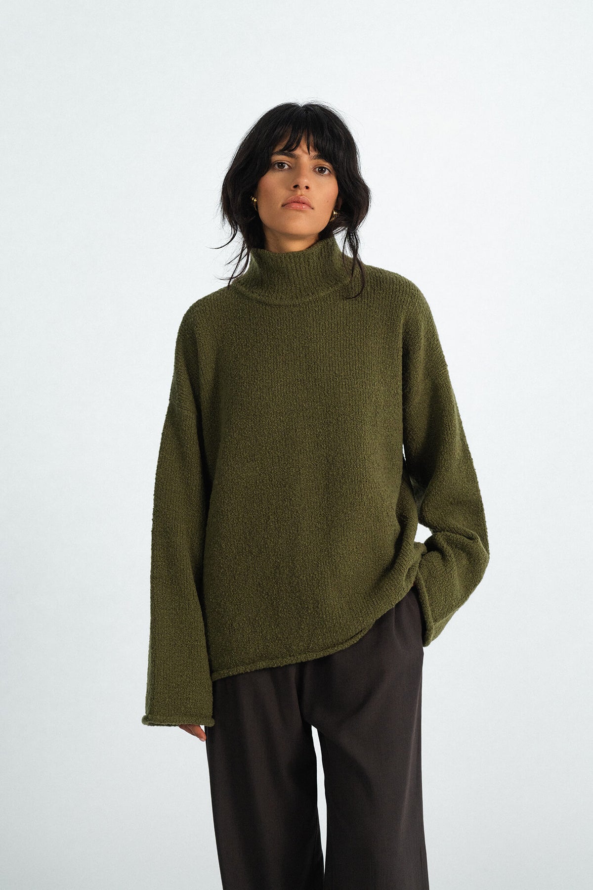 Pullover Ruby in Oliv von vorne by VIVAL.STUDIO