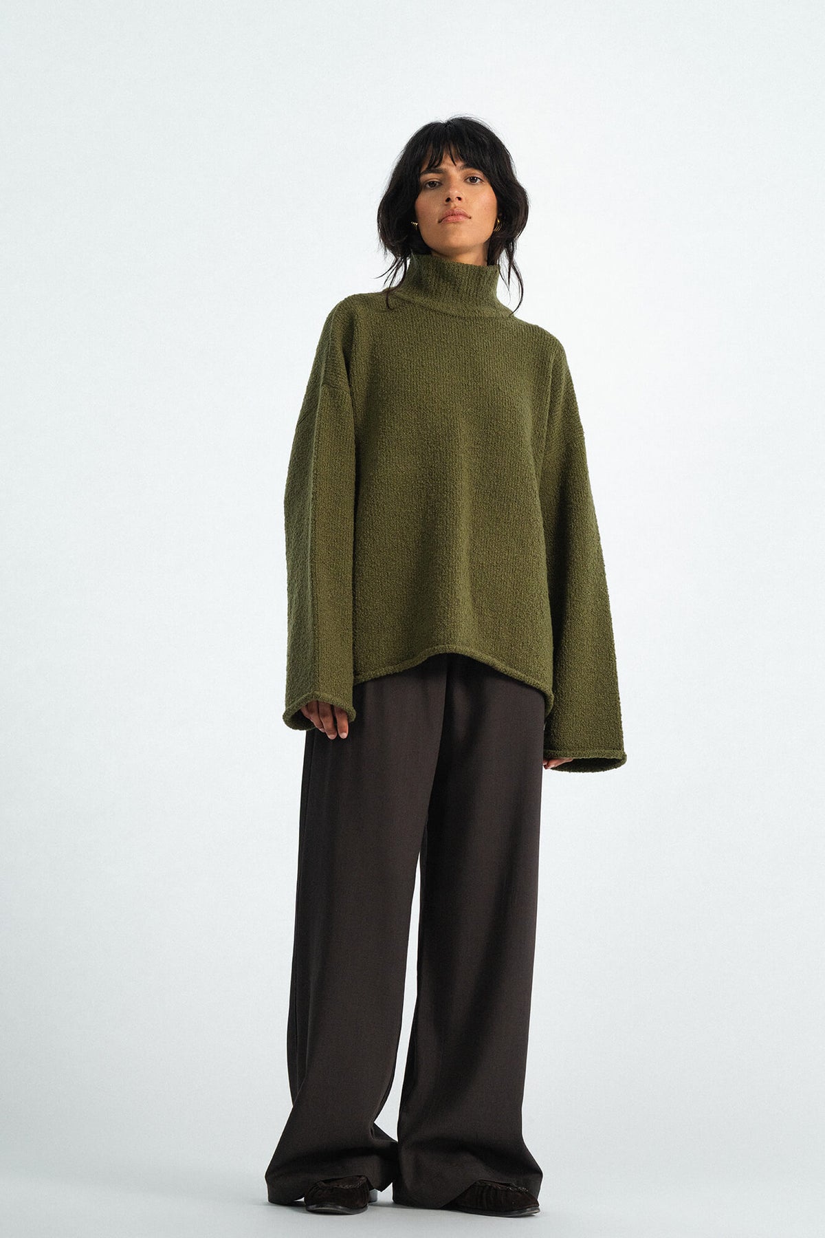 Pullover Ruby in Oliv von vorne by VIVAL.STUDIO